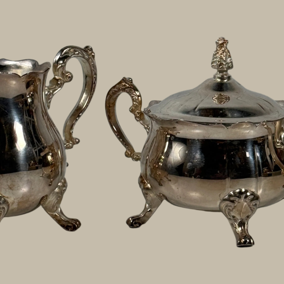 At Auction: UN SUCRIER ET UN POT À LAIT EN ARGENT (950) Orfèvre Henri At Auction: UN SUCRIER ET UN POT À LAIT EN ARGENT (950) Orfèvre Henri