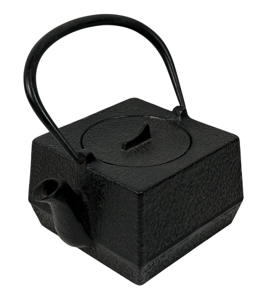 Japanese Nambu-Tekki cast iron teapot, 4×4 cube shape, enamel-lined, excellent condition. Quality Morioka-style cast iron. Eco Depot Montreal.