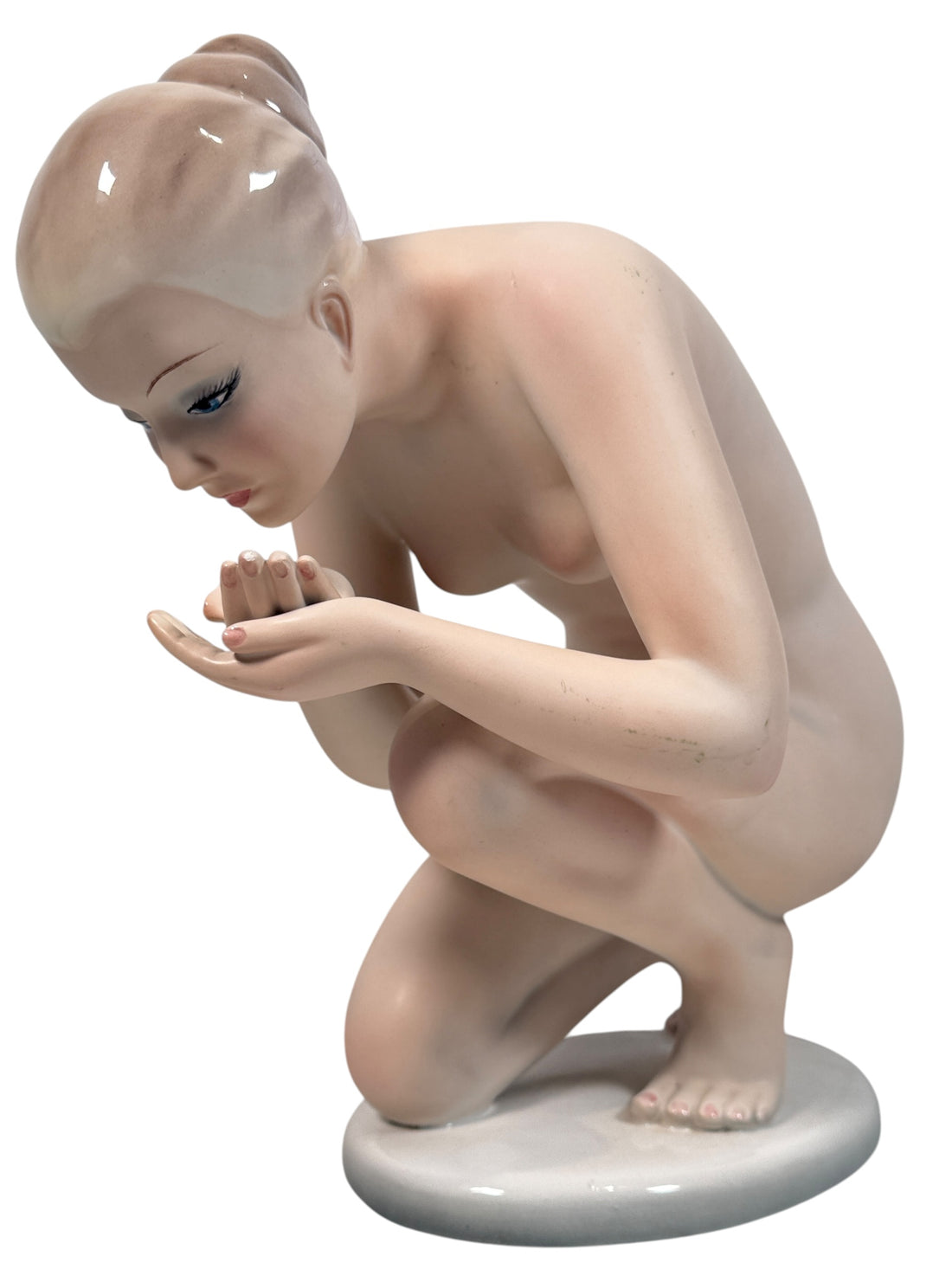 Authentic Herend Hungary porcelain figurine, model 858 “Water Girl.” Hand-painted, excellent condition. A refined collectible for porcelain art lovers.