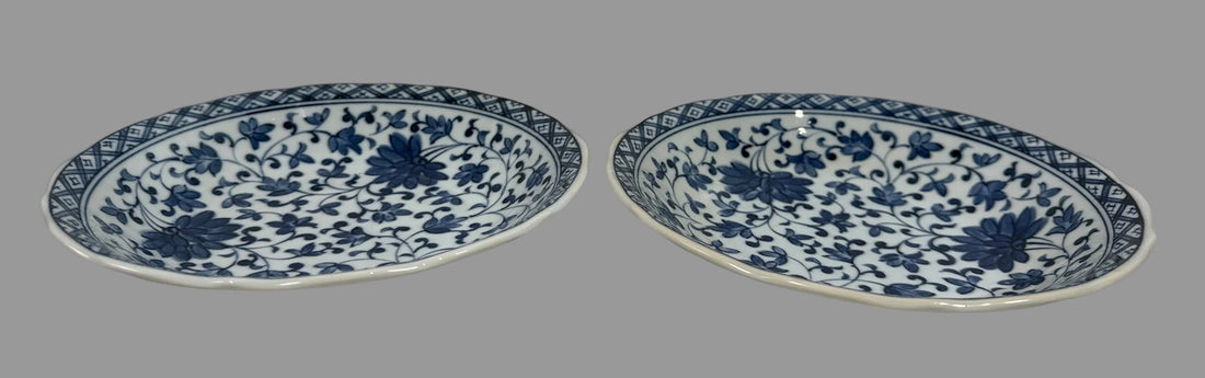 Vintage mid-century Arita blue and white porcelain bowls with scalloped rims and floral design. Elegant Japanese décor or serving pieces. Shop Eco Depot Montreal