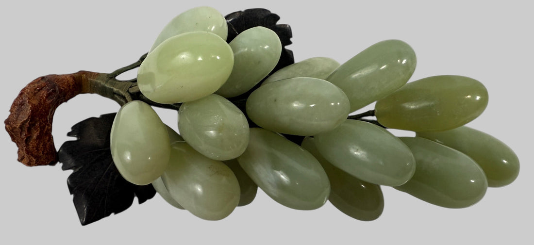 Raisins en pierre sculptés à la main du milieu du siècle – Jade/Onyx avec feuilles de marbre noir