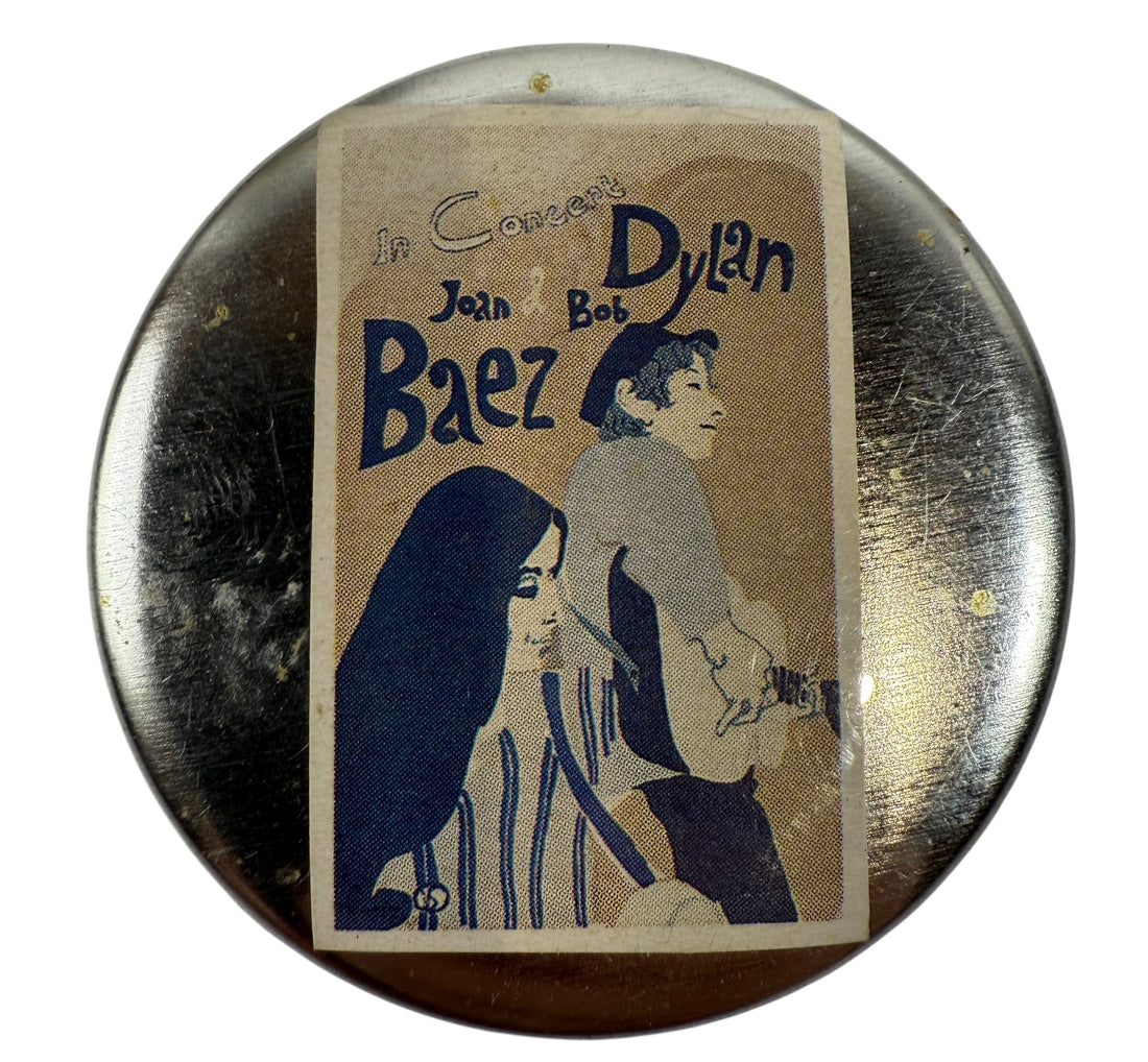 Badge vintage Joan Baez et Bob Dylan « En concert » – Souvenirs de l'époque folk