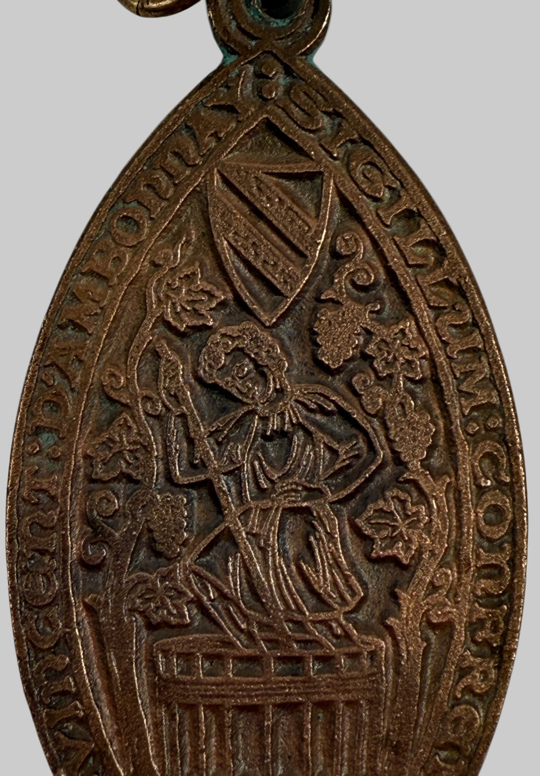 Vintage brass pendant of vintner treading grapes, medieval-seal style, 3″ statement medallion, European wine-guild reproduction, mid-century charm.
