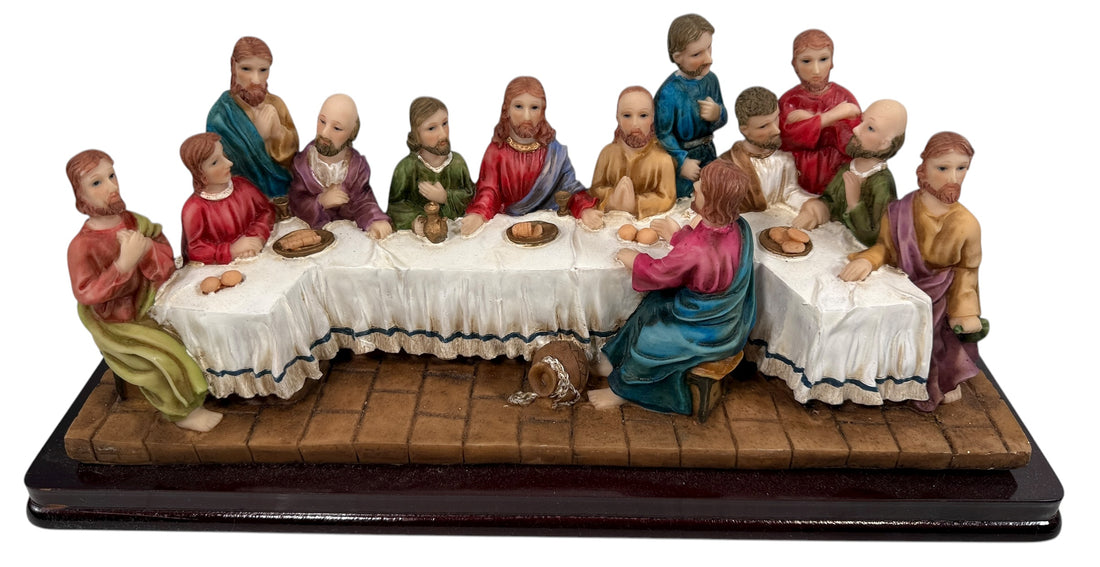 Model of 'The Last Supper' with figures around a table on a wooden base.