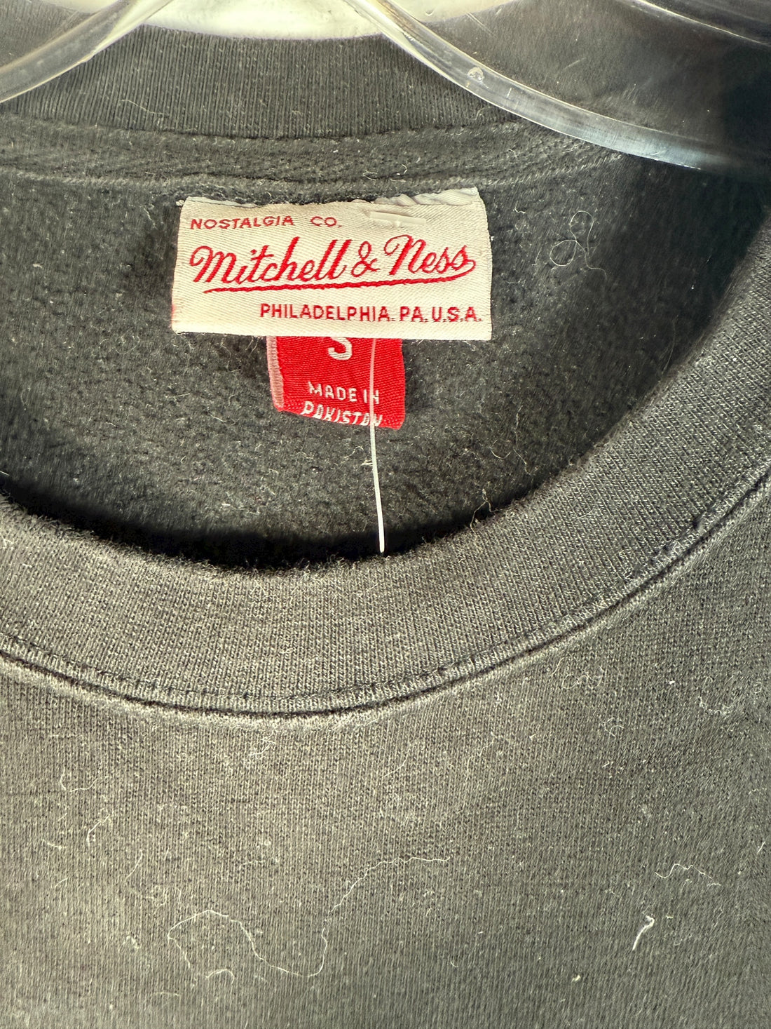 Vintage-style Toronto Raptors crewneck by Mitchell &amp; Ness with classic dinosaur logo. Clean, bold graphic. Great condition. Ships fast from Montreal.