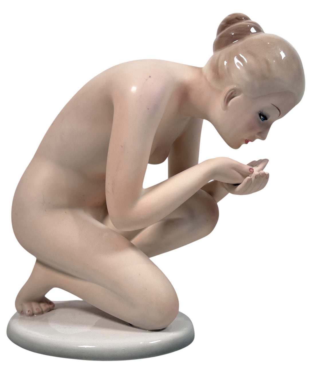 Authentic Herend Hungary porcelain figurine, model 858 “Water Girl.” Hand-painted, excellent condition. A refined collectible for porcelain art lovers.