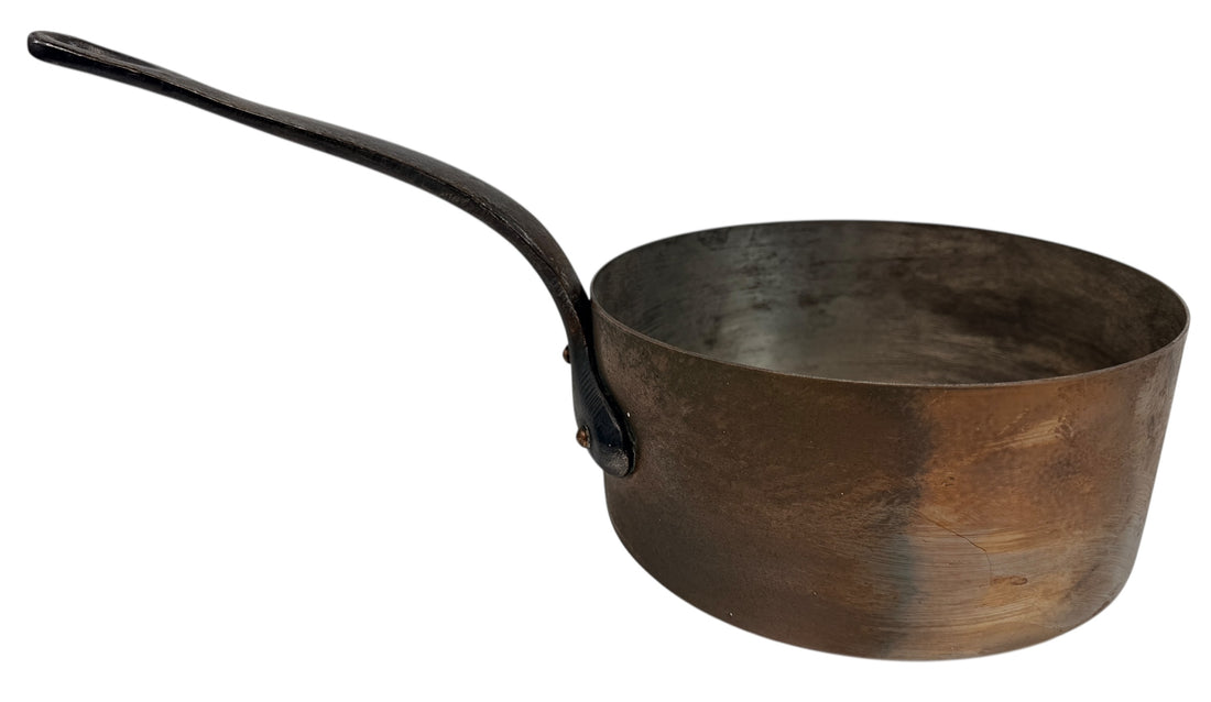 Vintage copper saucepan with tin-lined interior and iron handle, 20cm size. Ideal for cooking or display. Unmarked European style. Sustainable secondhand cookware.