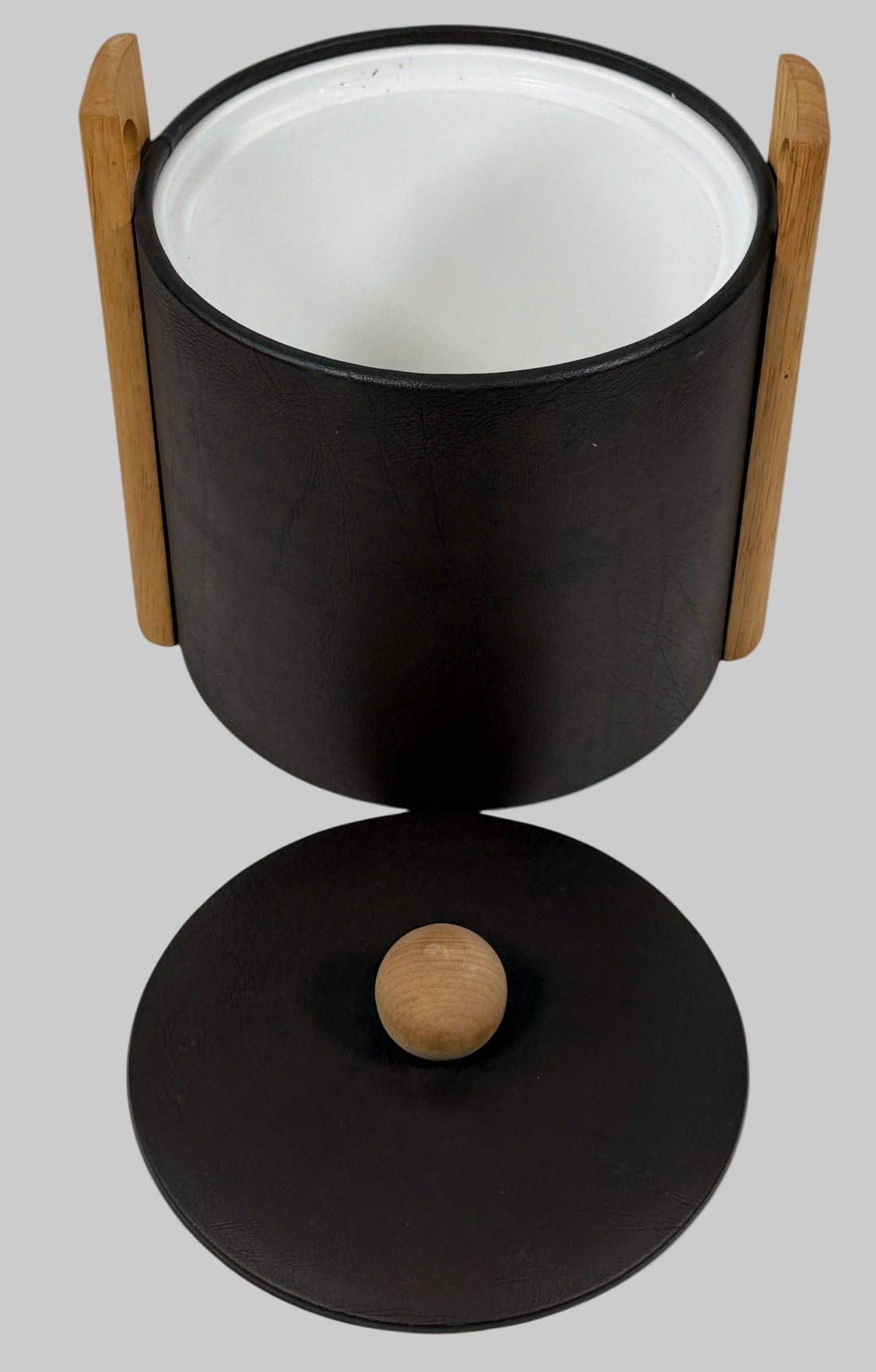 Seau à glace Georges Briard, style Mid-Century Modern, en similicuir marron et poignées en bois, signé USA