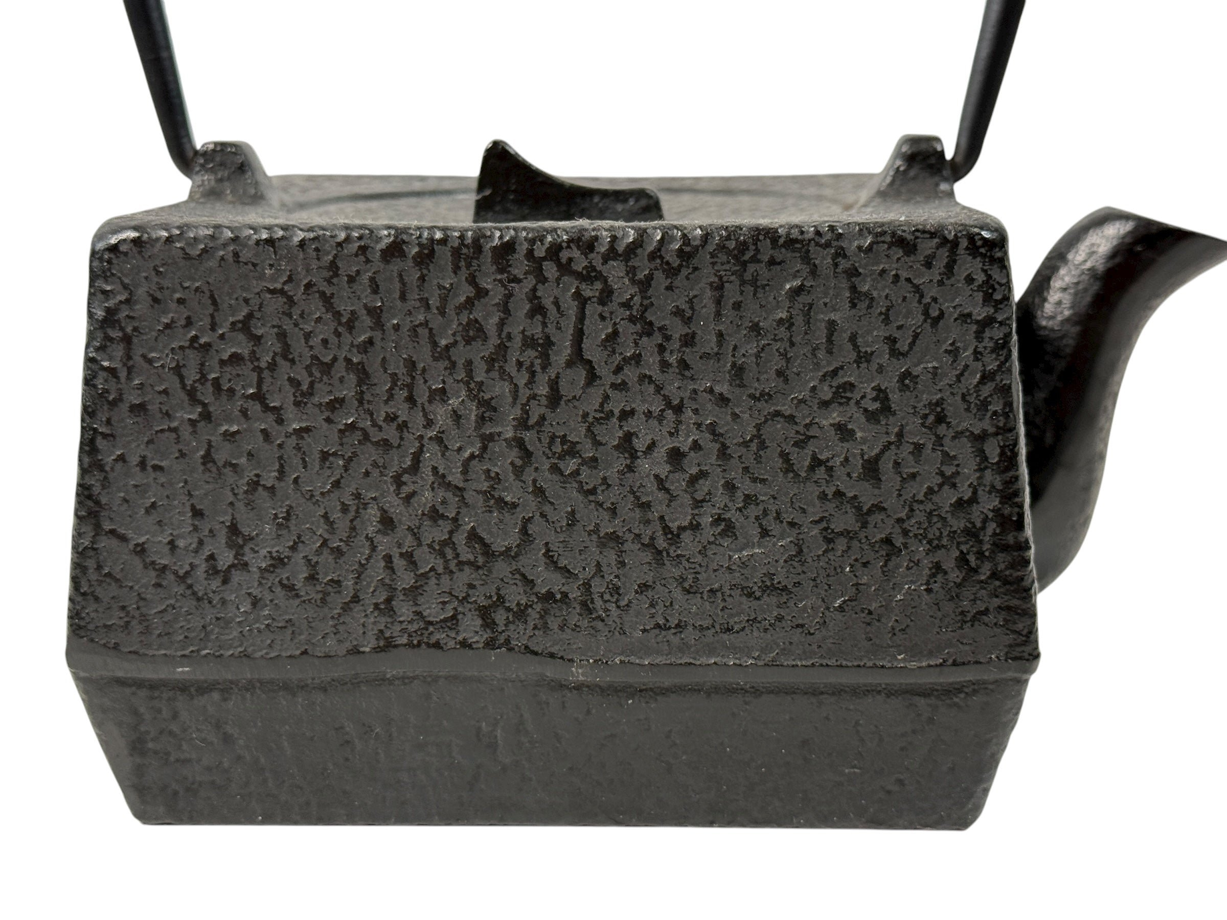 Japanese Nambu-Tekki cast iron teapot, 4×4 cube shape, enamel-lined, excellent condition. Quality Morioka-style cast iron. Eco Depot Montreal.