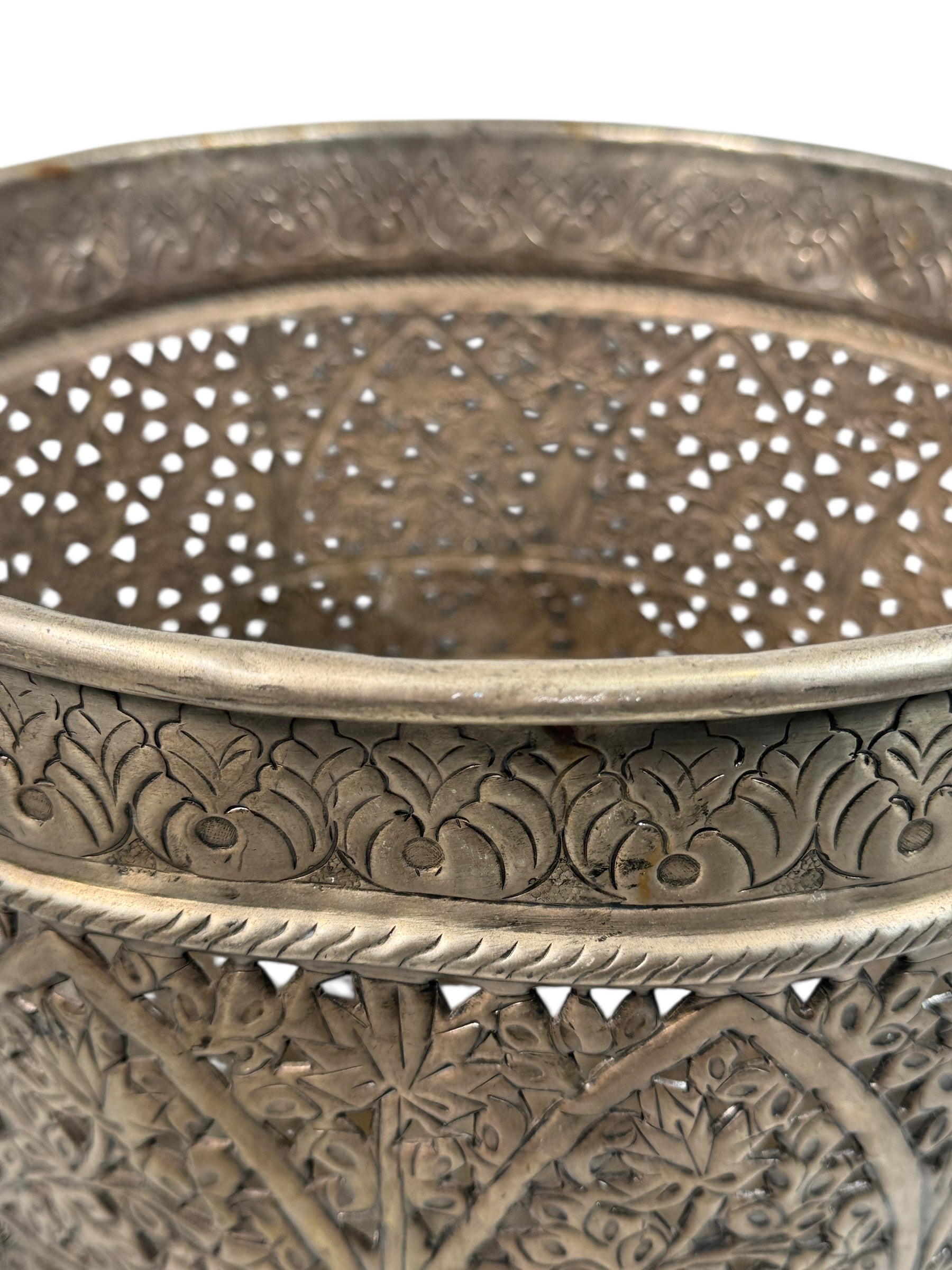 Hand-pierced mid-century Indian brass planter with warm patina and a minor dent. Decorative, collectible, and priced accordingly. Eco Depot Montreal.
