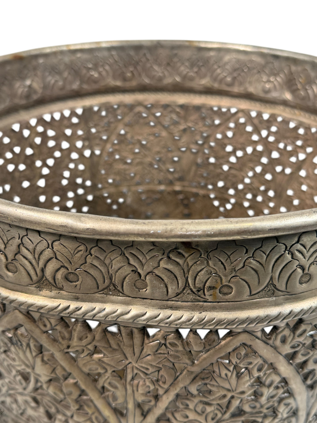 Hand-pierced mid-century Indian brass planter with warm patina and a minor dent. Decorative, collectible, and priced accordingly. Eco Depot Montreal.