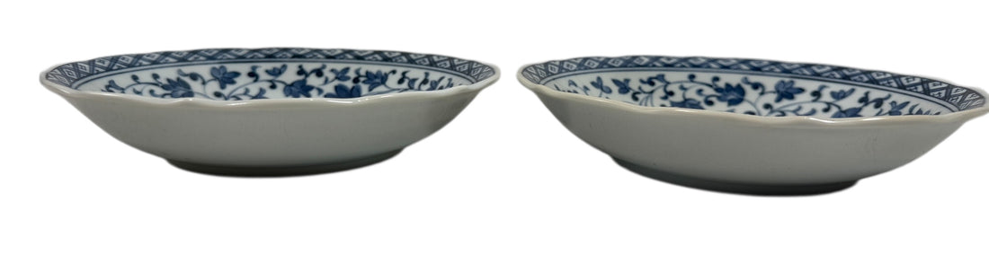 Vintage mid-century Arita blue and white porcelain bowls with scalloped rims and floral design. Elegant Japanese décor or serving pieces. Shop Eco Depot Montreal