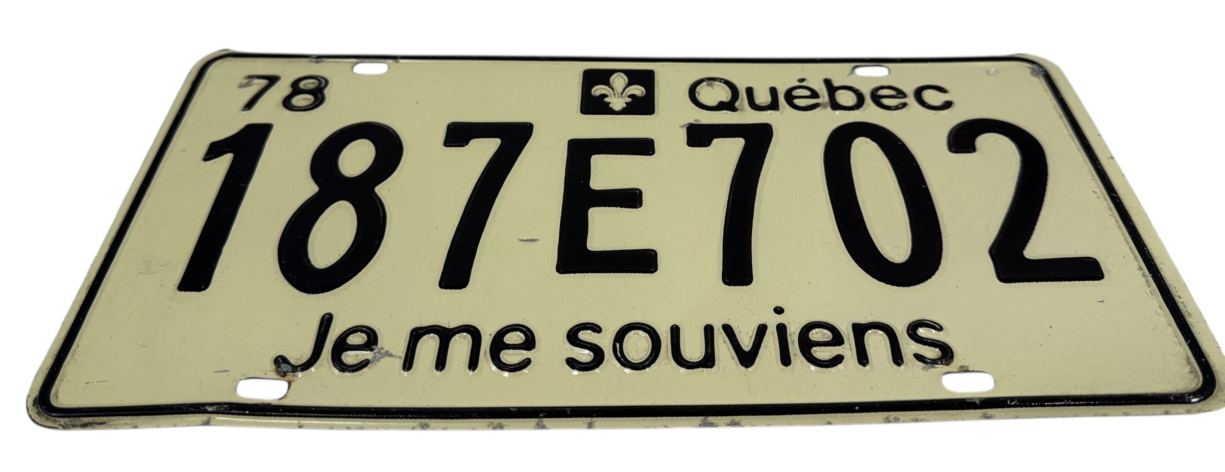 Quebec license plate with text 'Je me souviens' on a beige background