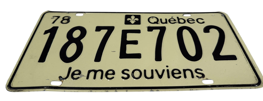 Quebec license plate with text 'Je me souviens' on a beige background