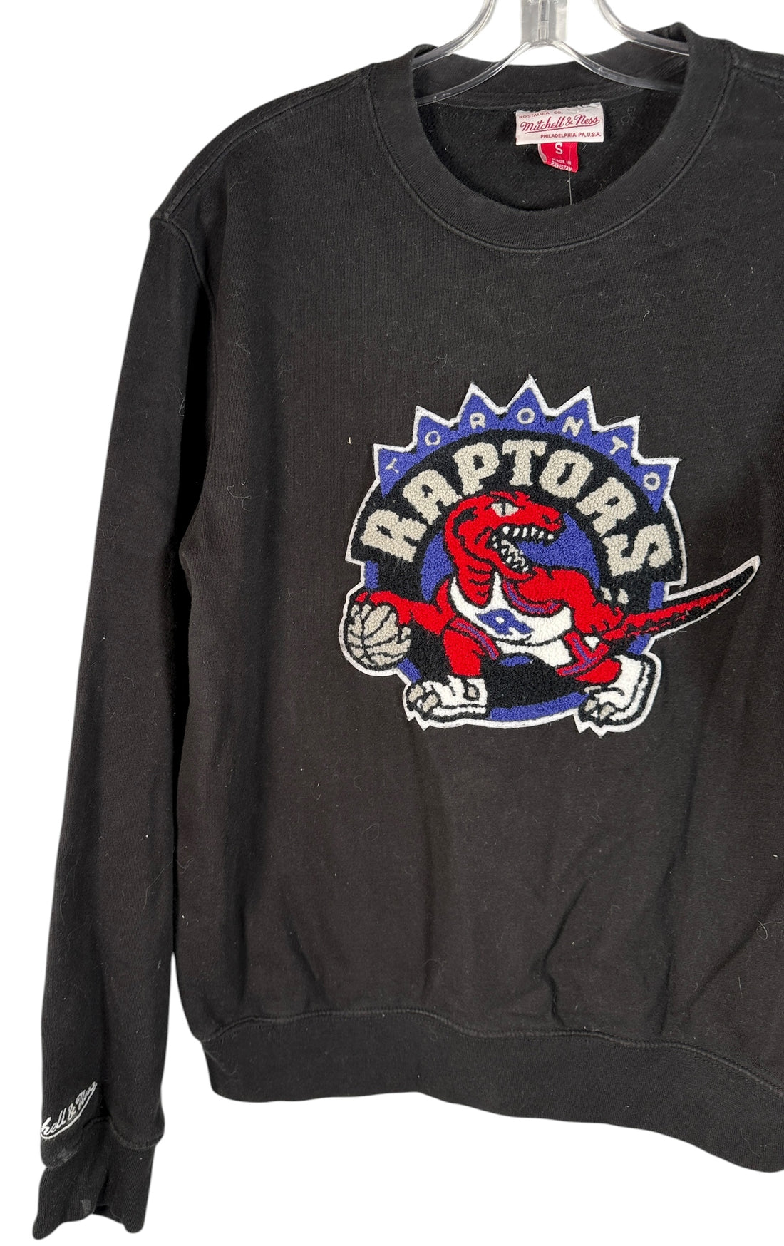 Vintage-style Toronto Raptors crewneck by Mitchell &amp; Ness with classic dinosaur logo. Clean, bold graphic. Great condition. Ships fast from Montreal.