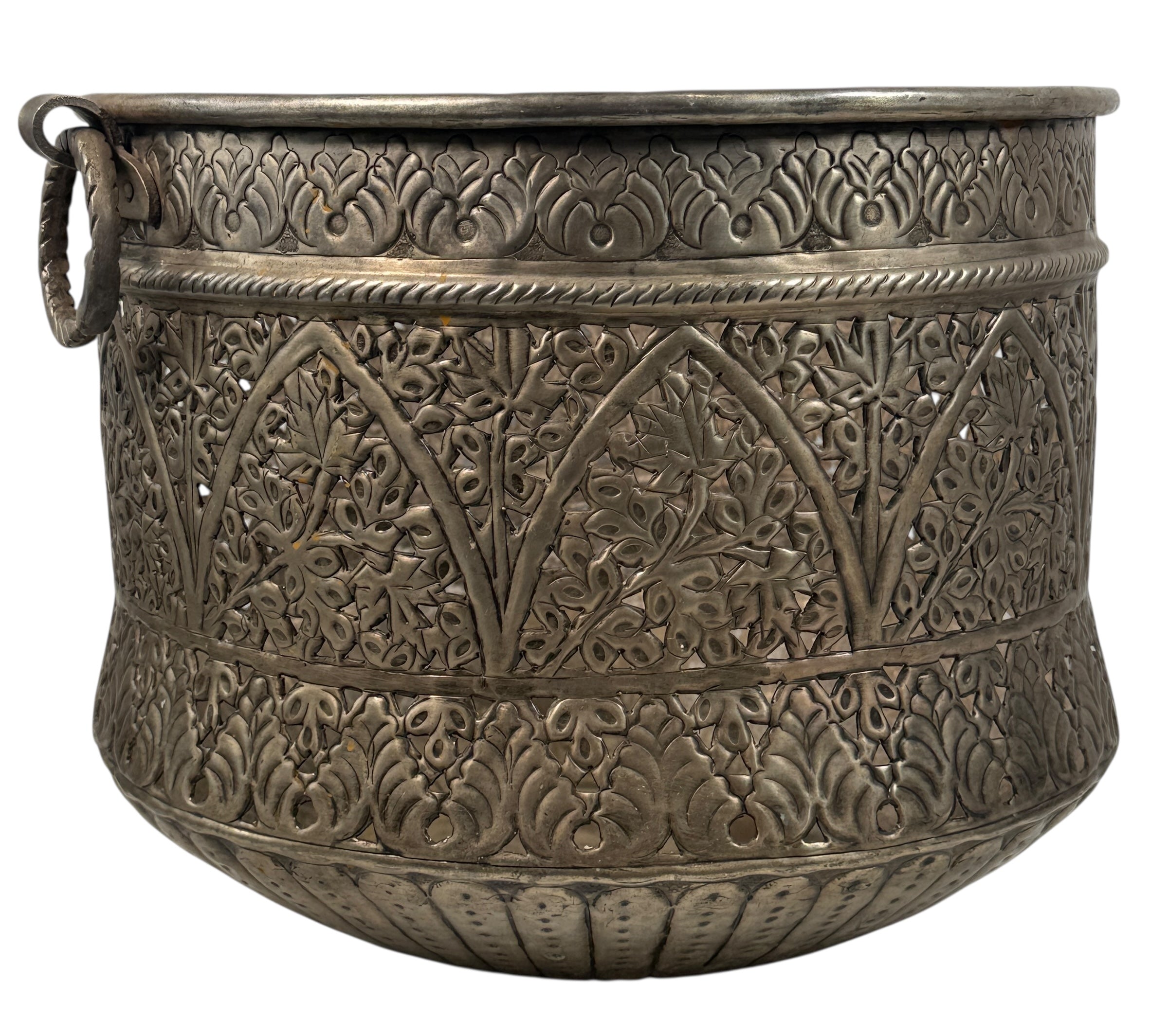 Hand-pierced mid-century Indian brass planter with warm patina and a minor dent. Decorative, collectible, and priced accordingly. Eco Depot Montreal.