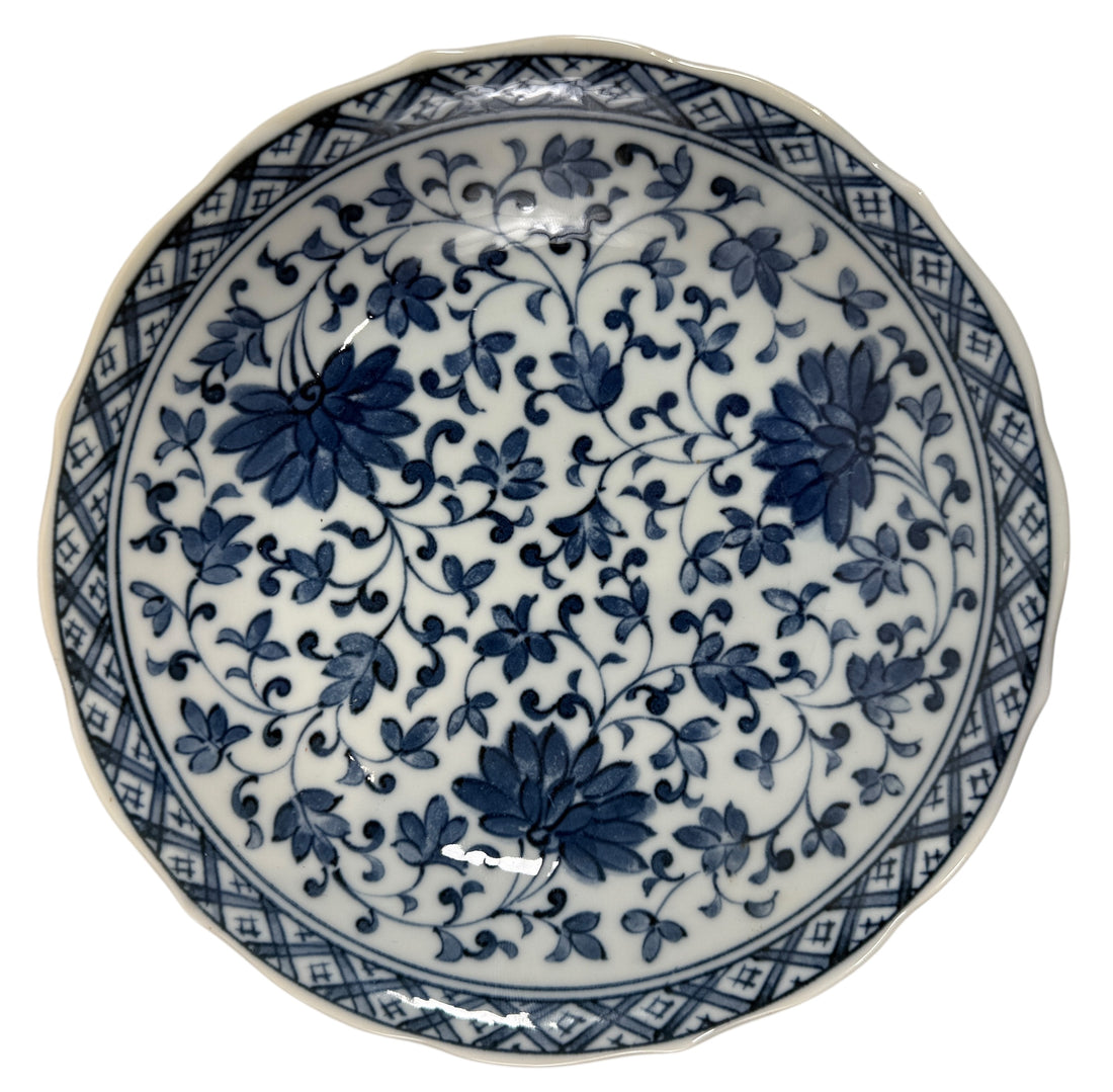 Vintage mid-century Arita blue and white porcelain bowls with scalloped rims and floral design. Elegant Japanese décor or serving pieces. Shop Eco Depot Montreal