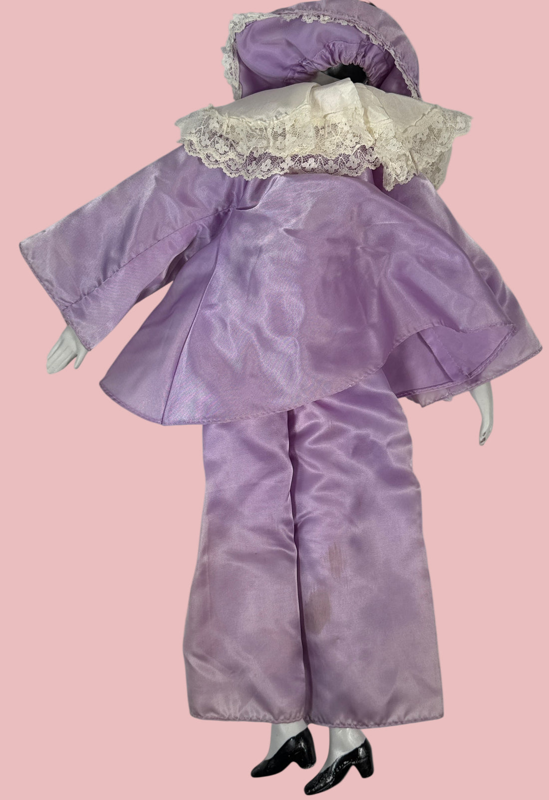 Poupée Clown Pierrot en porcelaine faite main – Costume en satin lavande, signée 1992