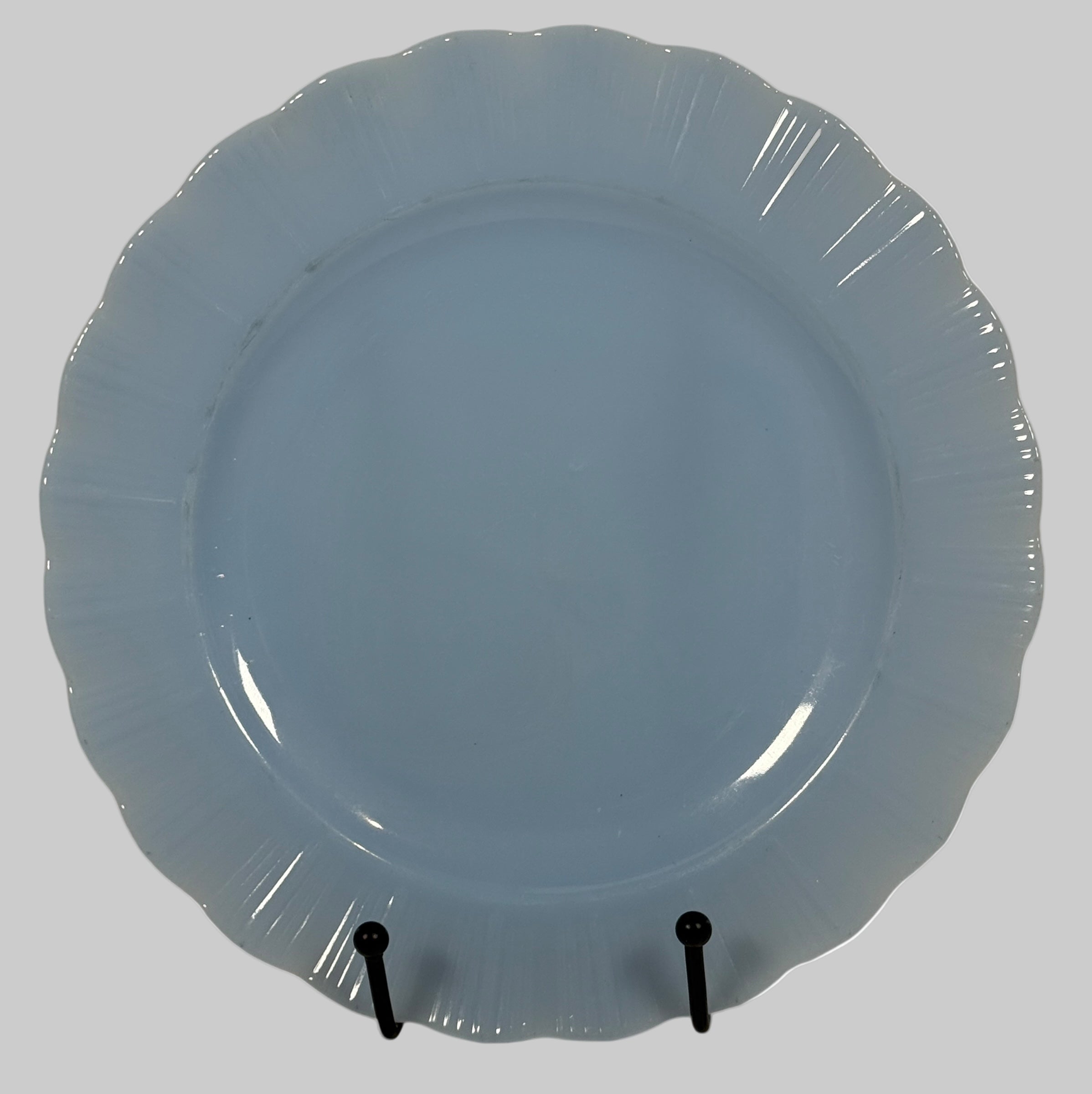 Pyrex Canada , Blue ceramic plate on a stand with a white background