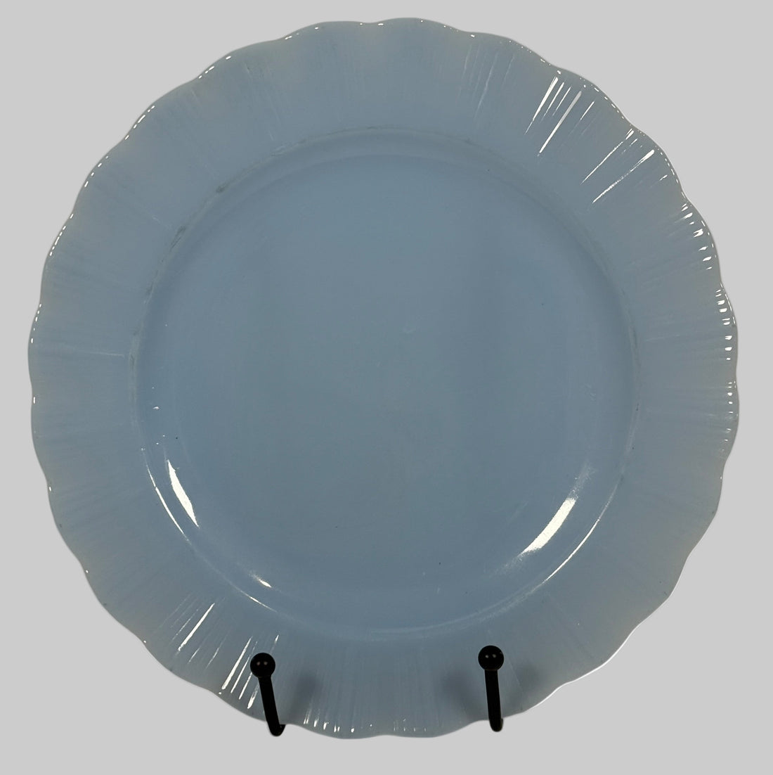 Pyrex Canada , Blue ceramic plate on a stand with a white background