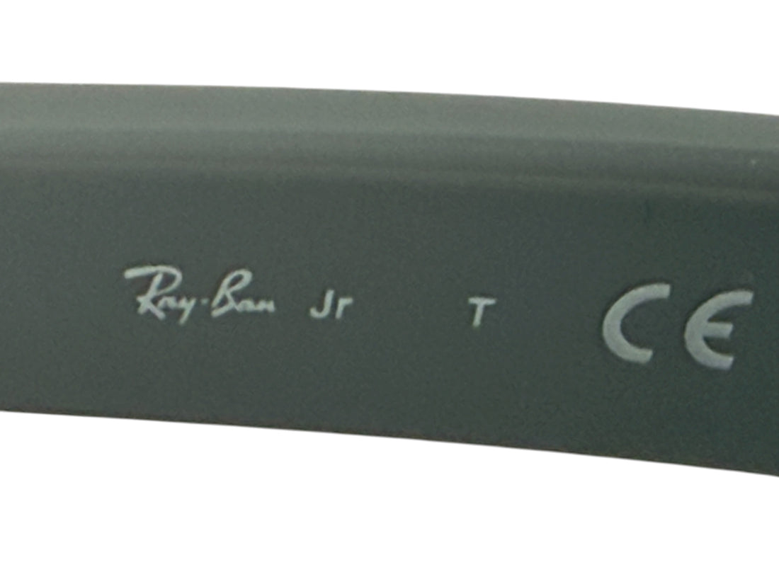 Ray-Ban Junior RJ9066S coral grey Wayfarer youth sunglasses – authentic kids’ 47 mm frames, excellent condition, Italian-made.