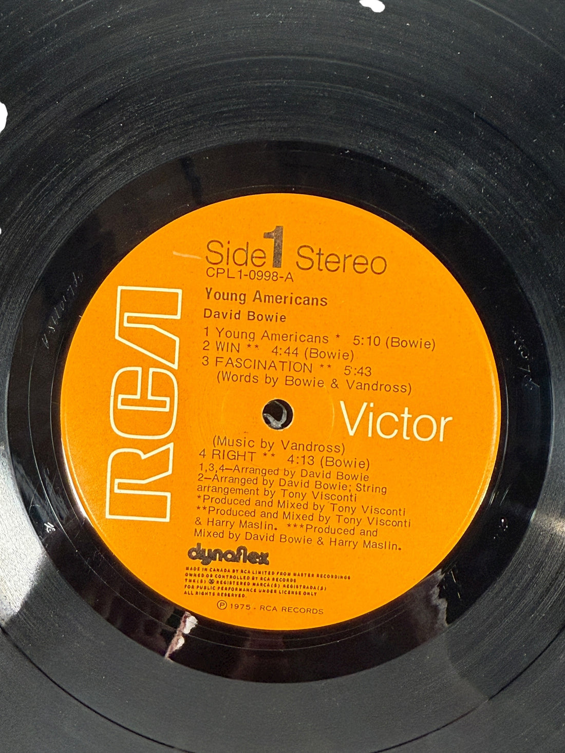 1975 David Bowie Young Americans Canadian RCA Dynaflex LP. G/VG condition classic soul-era album. Collectible vintage Bowie vinyl.