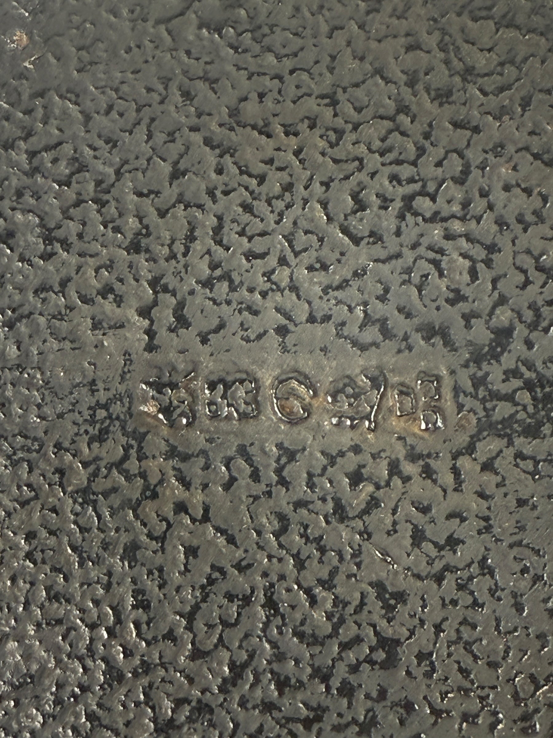 Japanese Nambu-Tekki cast iron teapot, 4×4 cube shape, enamel-lined, excellent condition. Quality Morioka-style cast iron. Eco Depot Montreal.