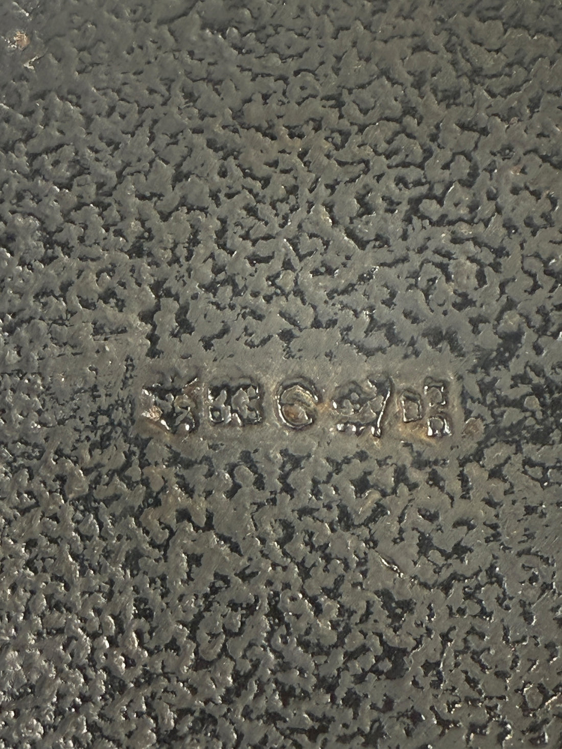 Japanese Nambu-Tekki cast iron teapot, 4×4 cube shape, enamel-lined, excellent condition. Quality Morioka-style cast iron. Eco Depot Montreal.