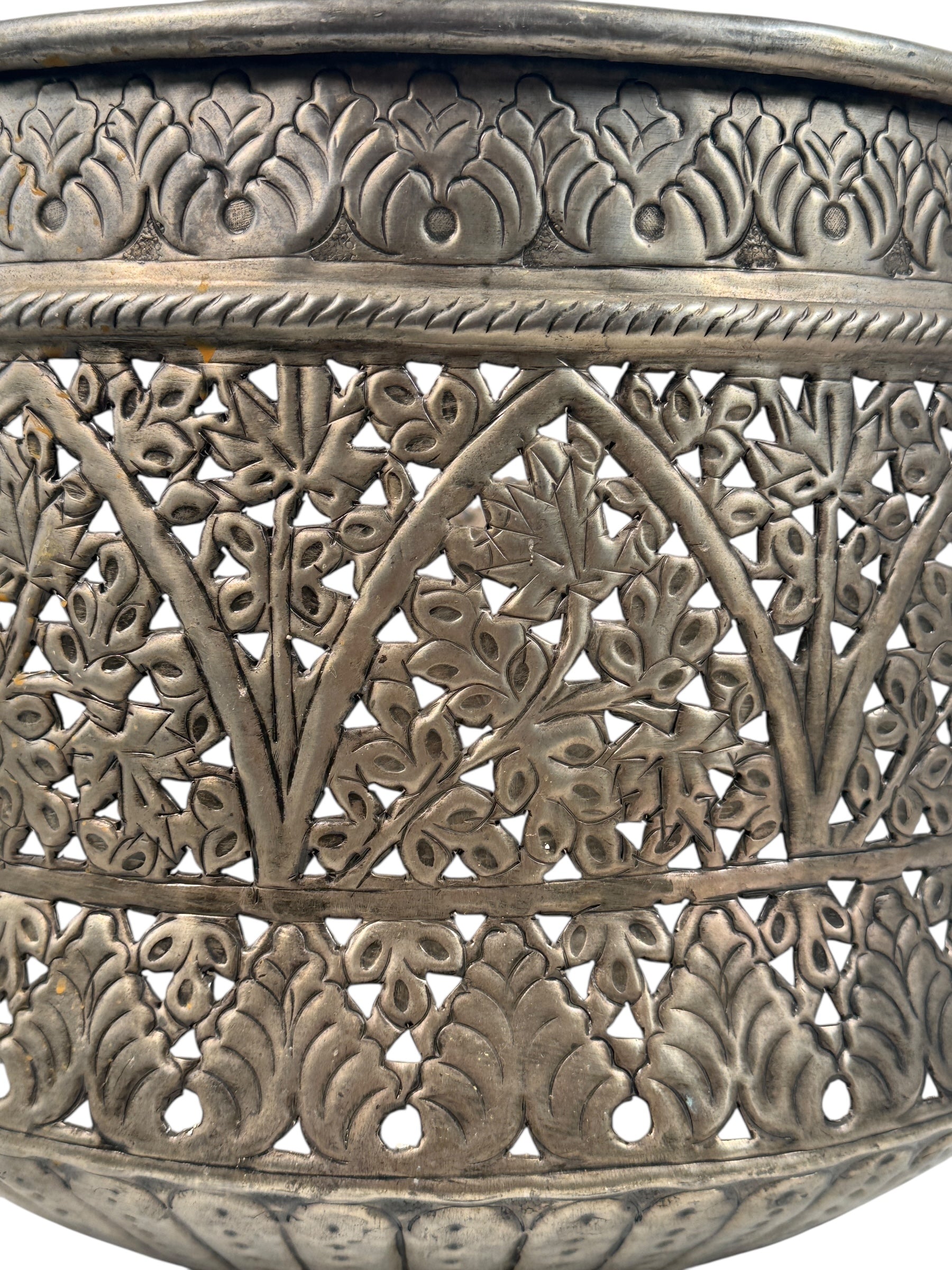 Hand-pierced mid-century Indian brass planter with warm patina and a minor dent. Decorative, collectible, and priced accordingly. Eco Depot Montreal.