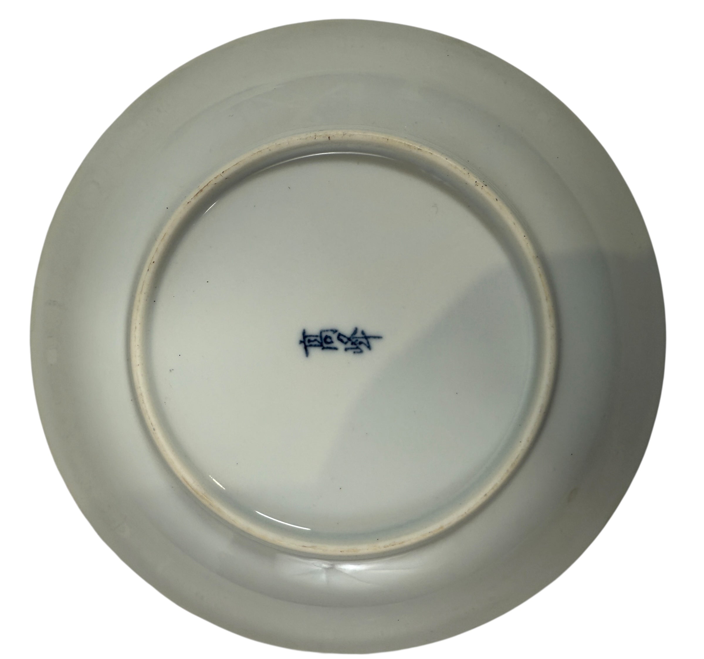 Vintage mid-century Arita blue and white porcelain bowls with scalloped rims and floral design. Elegant Japanese décor or serving pieces. Shop Eco Depot Montreal