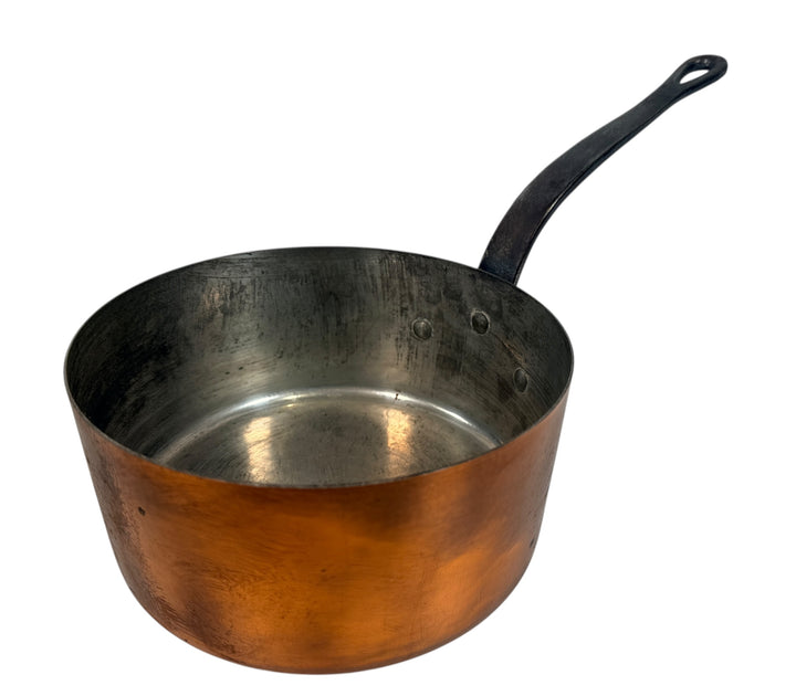 Vintage copper saucepan with tin-lined interior and iron handle, 20cm size. Ideal for cooking or display. Unmarked European style. Sustainable secondhand cookware.