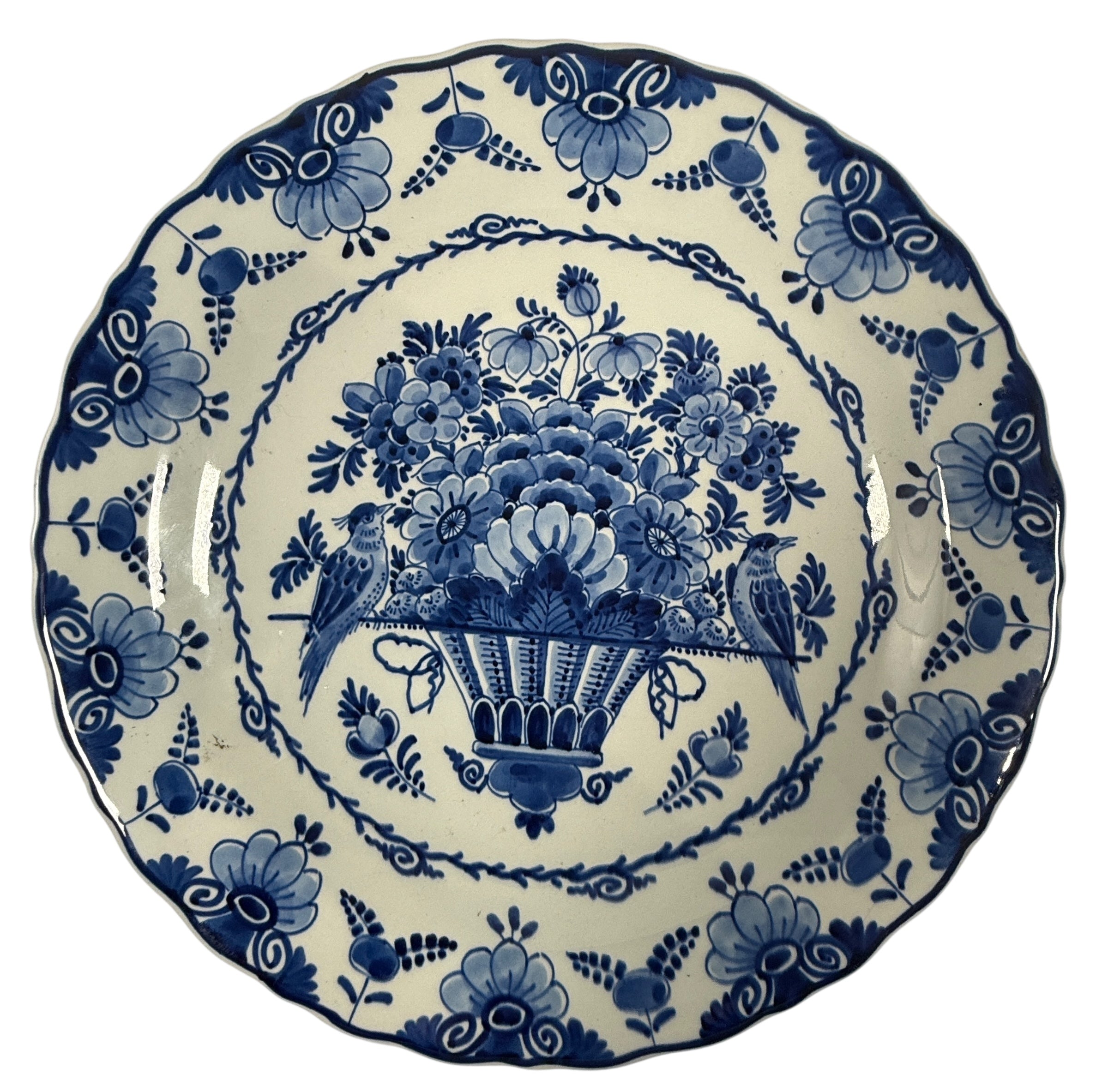 Assiette Royal Delft 1956 – Oiseaux et panier de fleurs peints à la main