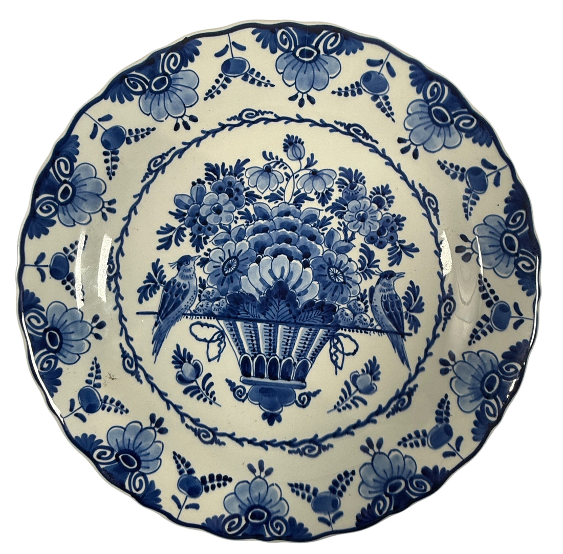 Assiette Royal Delft 1956 – Oiseaux et panier de fleurs peints à la main