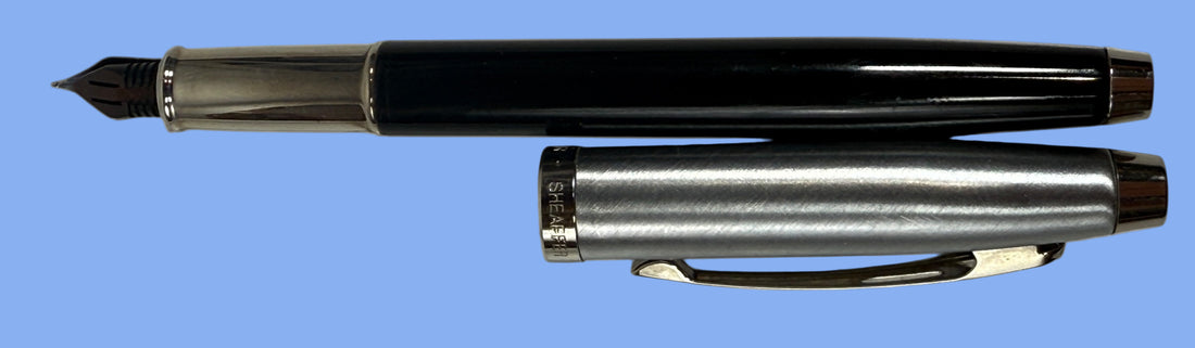 Stylo plume Sheaffer 100 – Corps noir et capuchon chromé brossé