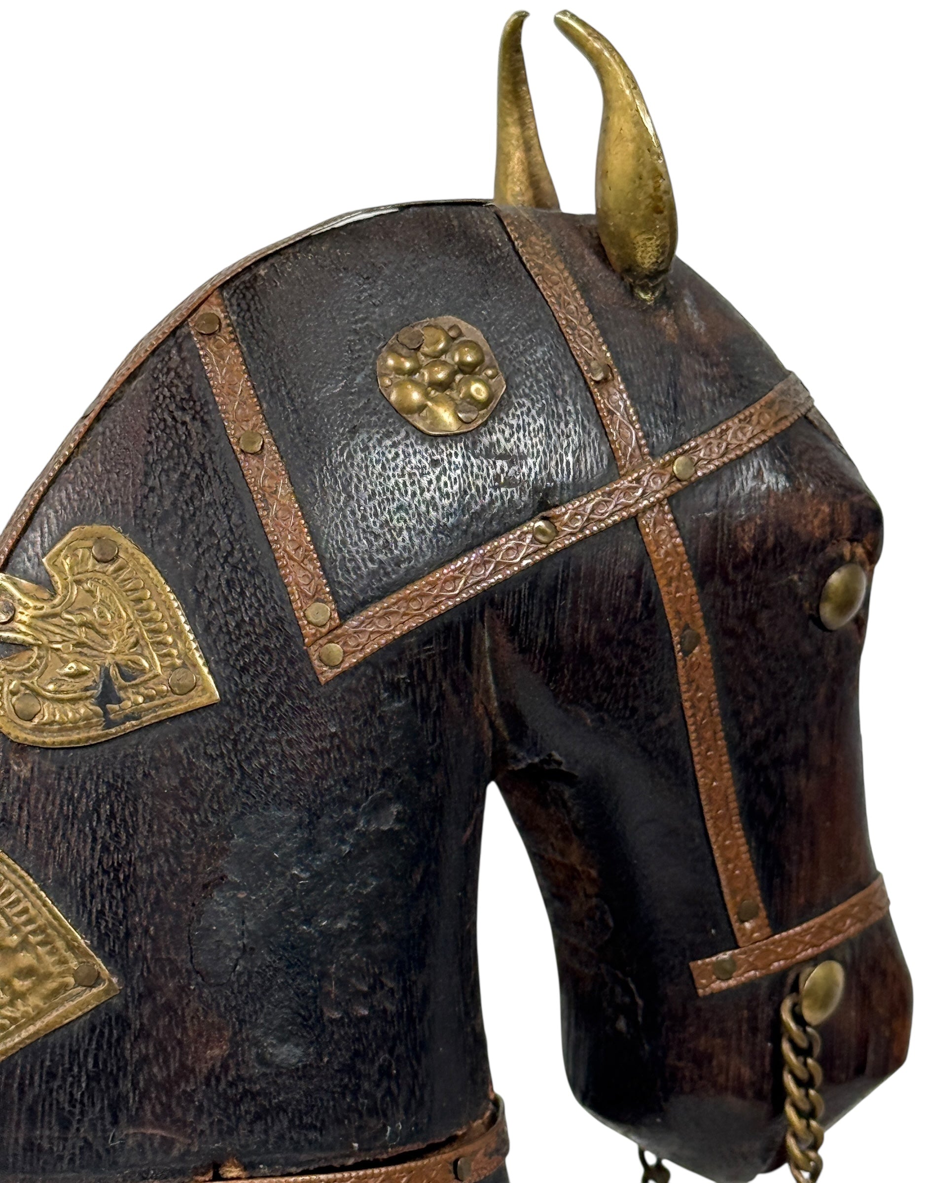 Cheval en bois sculpté à la main vintage avec applications en laiton – 31,8 cm, art populaire indien de style Marwari