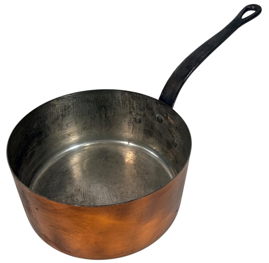 Vintage copper saucepan with tin-lined interior and iron handle, 20cm size. Ideal for cooking or display. Unmarked European style. Sustainable secondhand cookware.