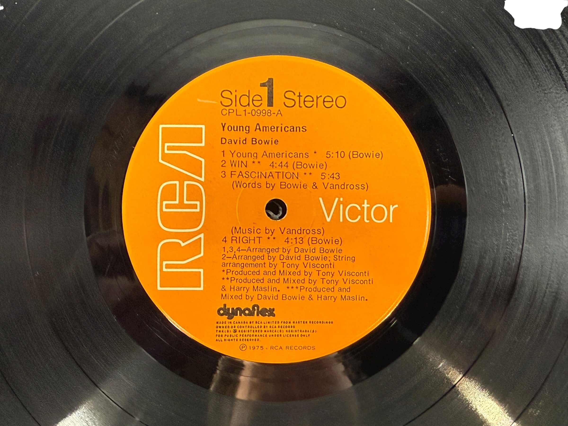 1975 David Bowie Young Americans Canadian RCA Dynaflex LP. G/VG condition classic soul-era album. Collectible vintage Bowie vinyl.