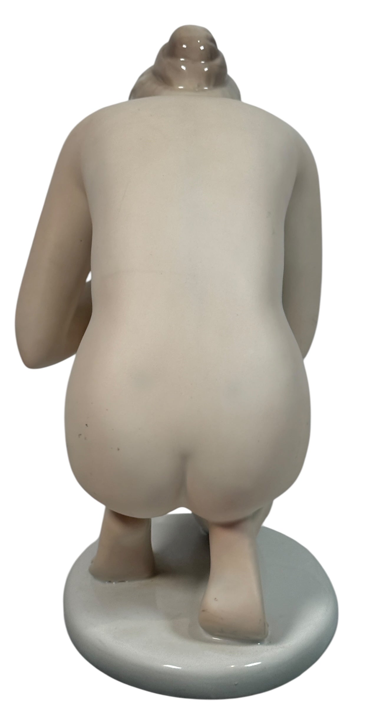 Authentic Herend Hungary porcelain figurine, model 858 “Water Girl.” Hand-painted, excellent condition. A refined collectible for porcelain art lovers.