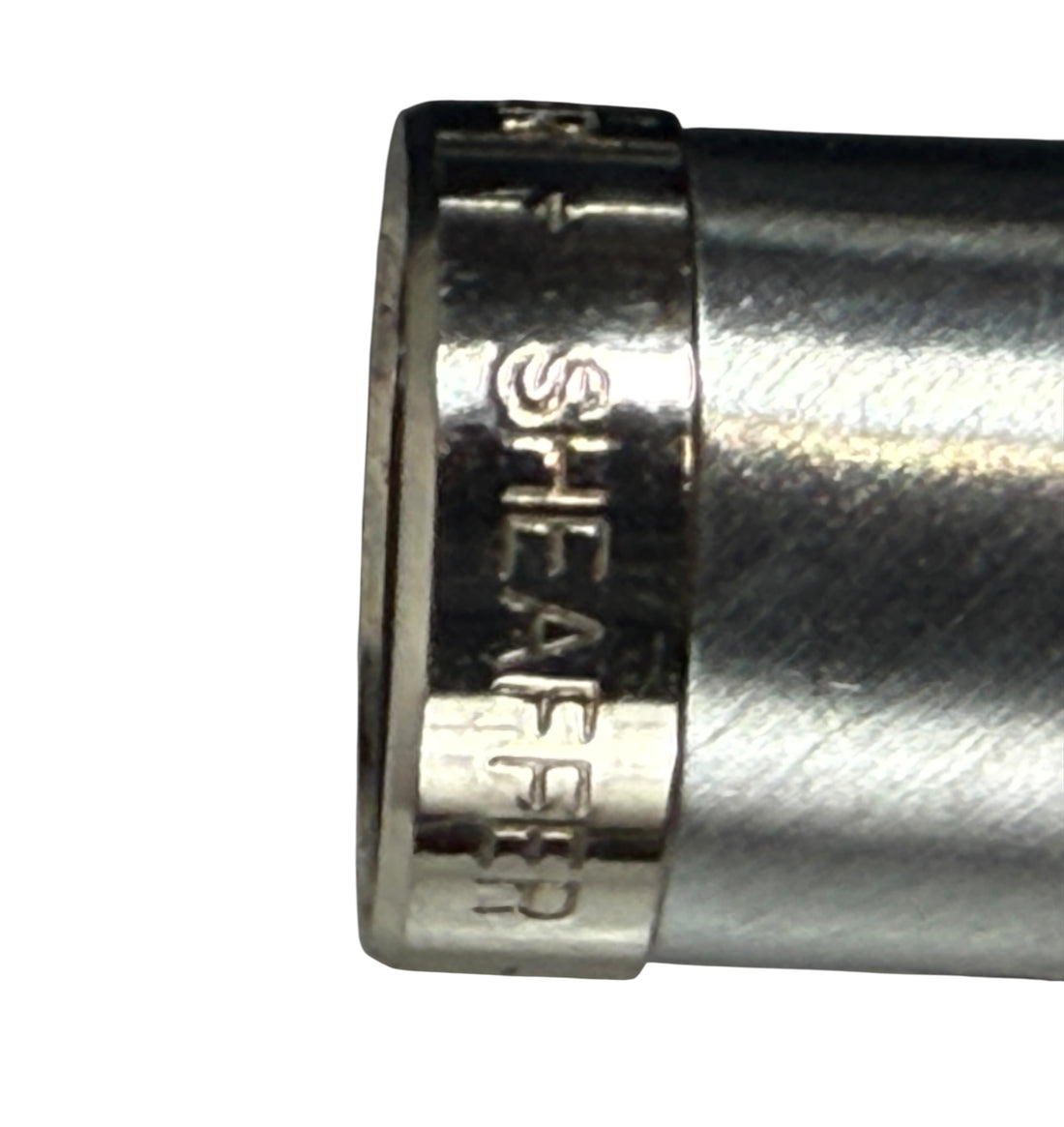 Stylo plume Sheaffer 100 – Corps noir et capuchon chromé brossé