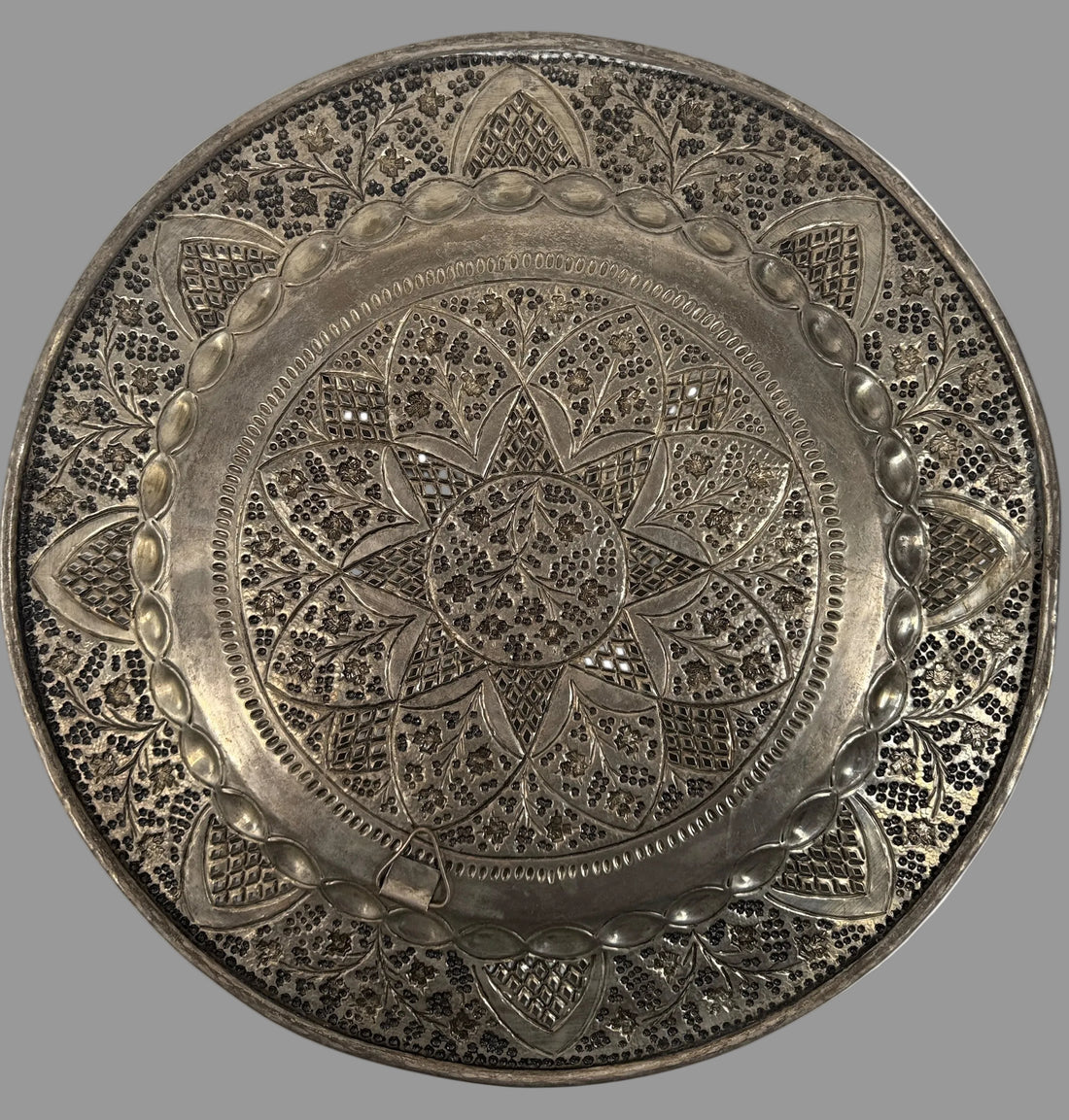 Vintage 20” hand-chased brass tray with pierced floral border. Moroccan/Egyptian style décor with rich patina. Eco Depot Montreal.