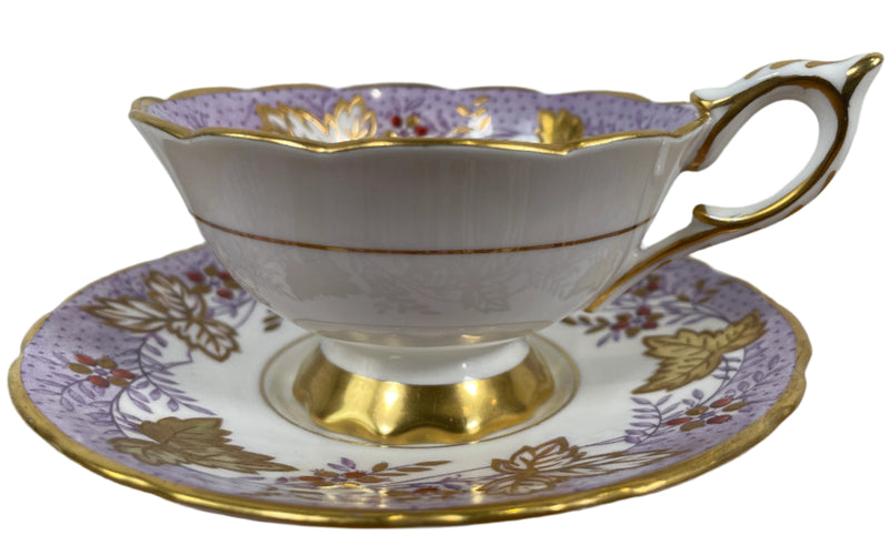 Royal Stafford, Leaf Berry en violet et or. Tasse à thé et soucoupe.