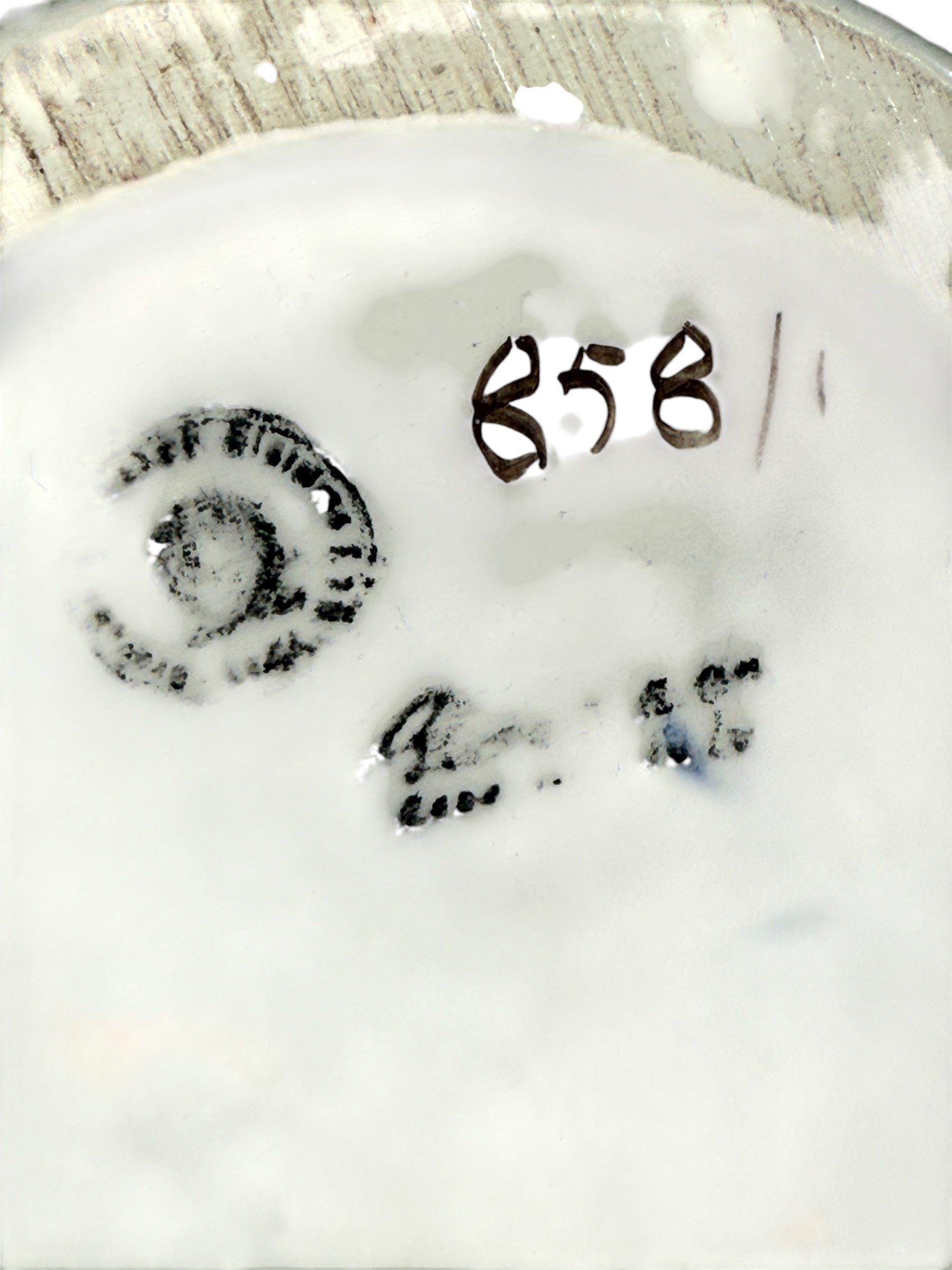 Authentic Herend Hungary porcelain figurine, model 858 “Water Girl.” Hand-painted, excellent condition. A refined collectible for porcelain art lovers.