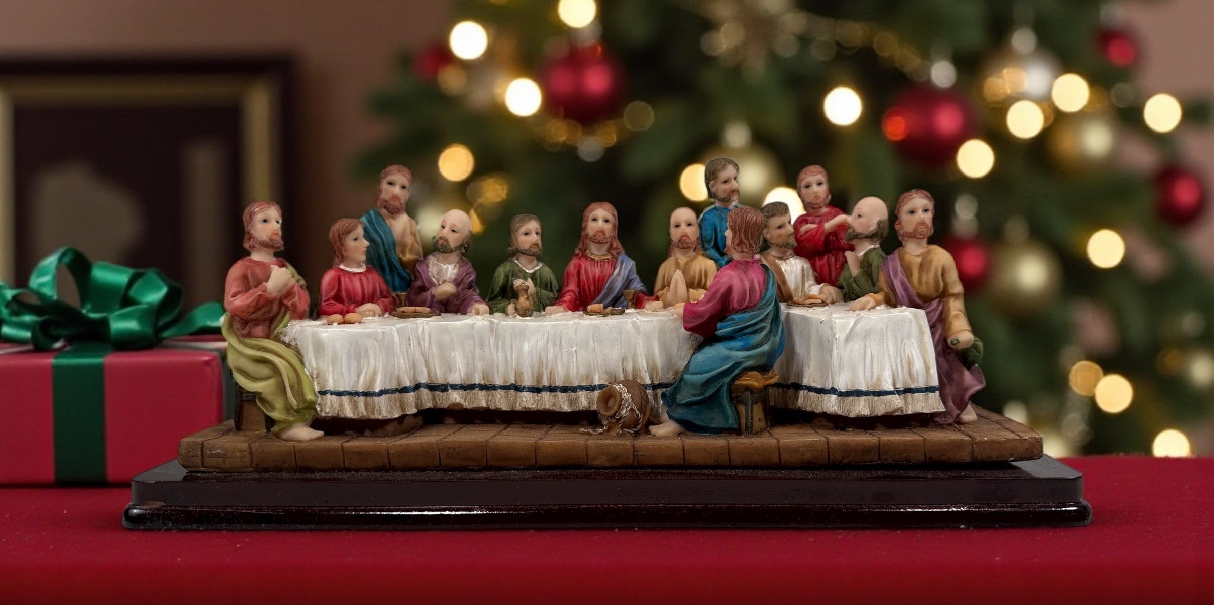 Decorative Last Supper resin figurine by Girasol S.A. Detailed 13-figure tableau, great for home or devotional décor. Eco Depot Montreal.