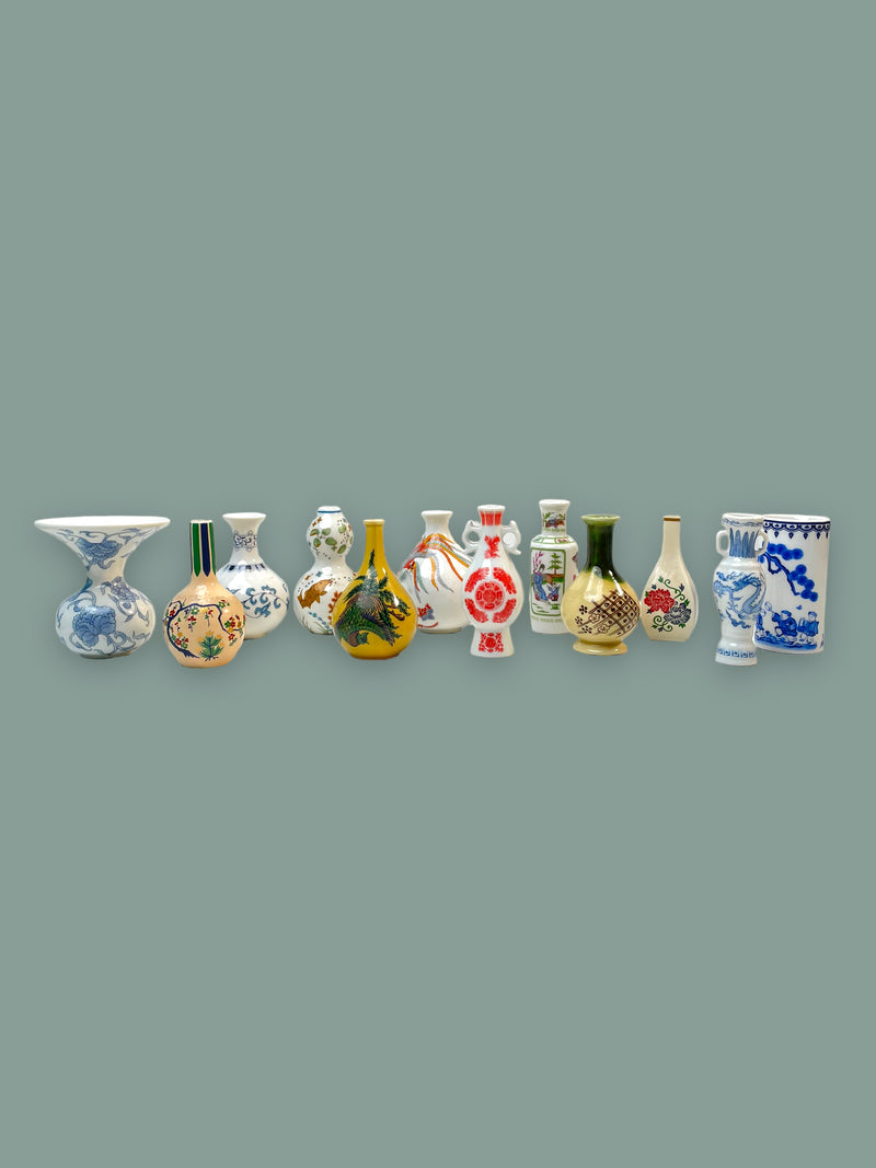 Ensemble exquis de 12 Miniatures Vases en Porcelaine Japonaise Vintage