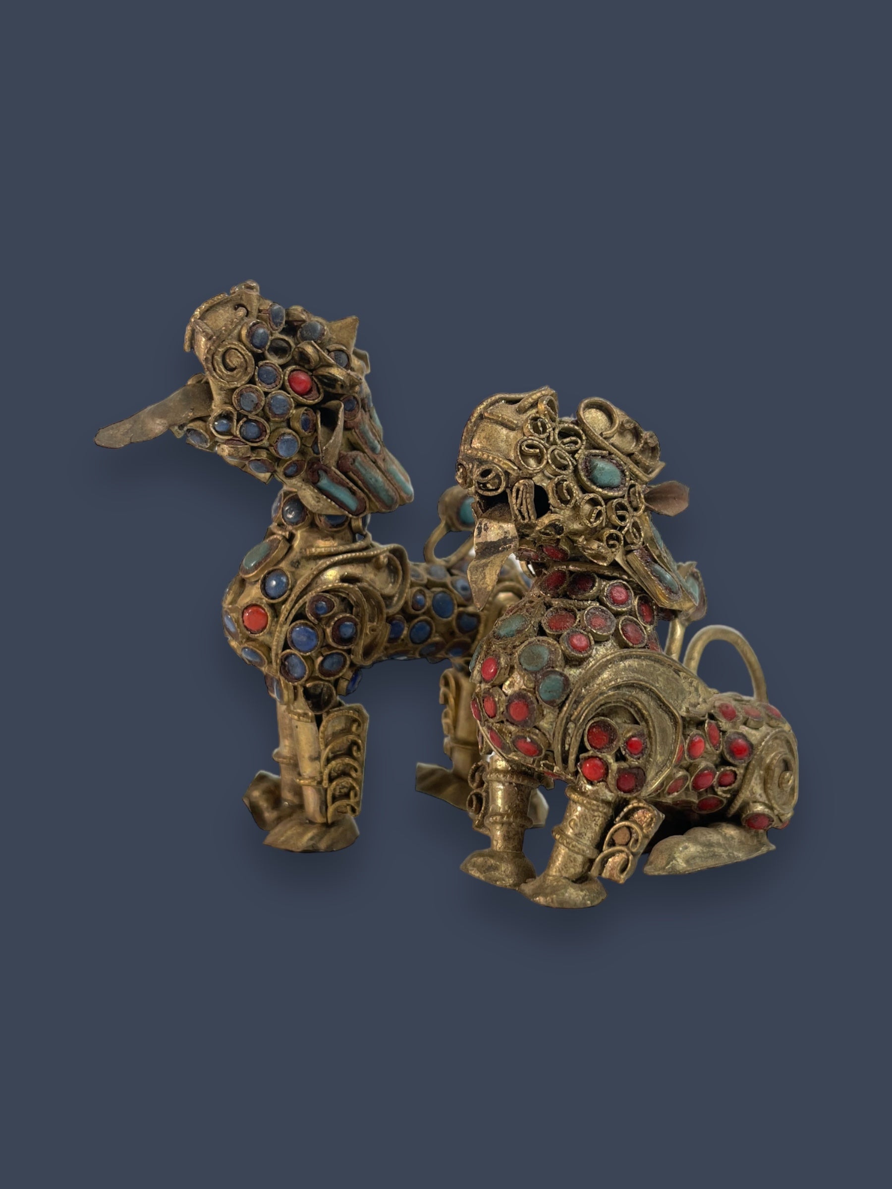 Lot de deux figurines de chien Foo en fil de laiton antique