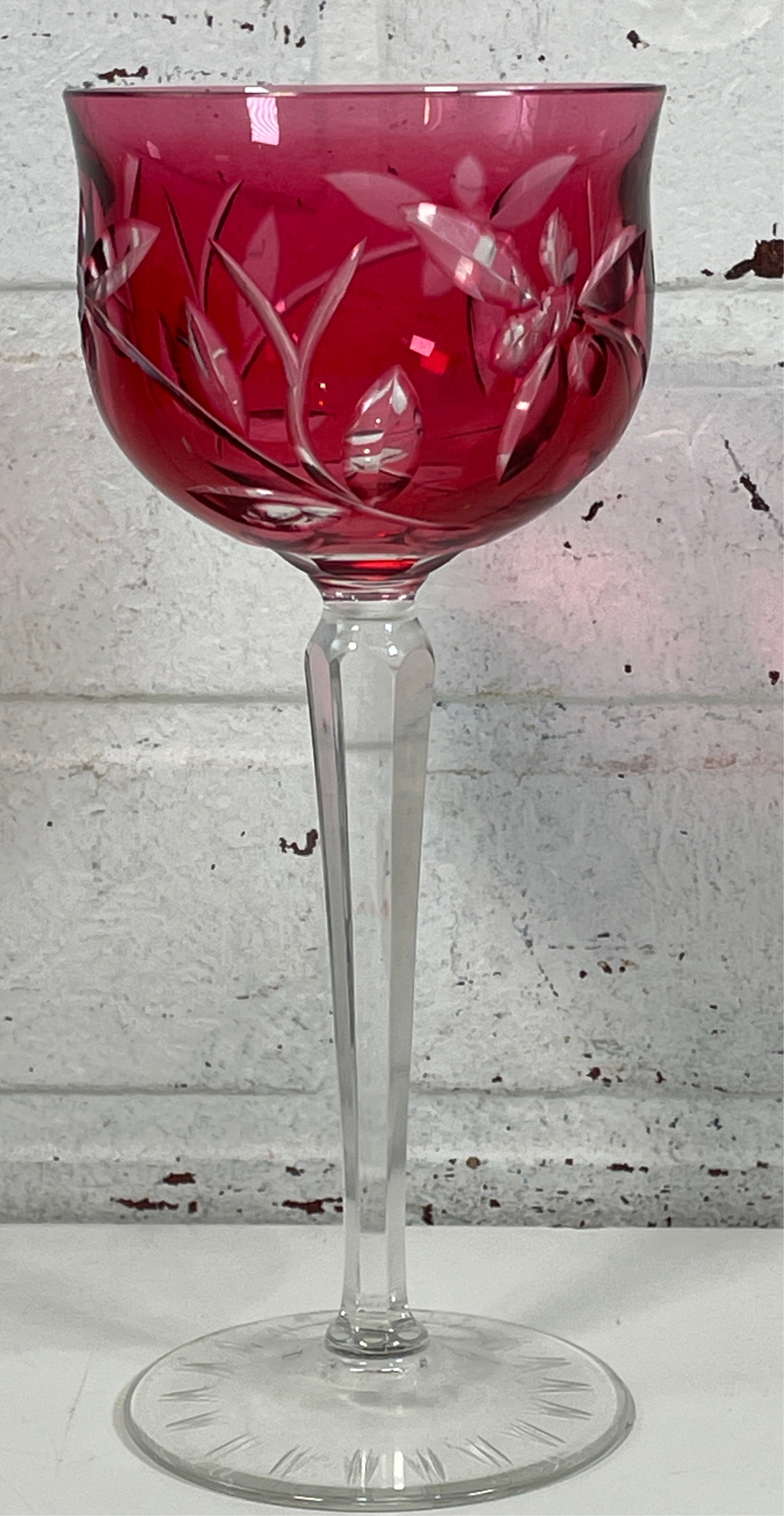 Verre à vin vintage en cristal rouge rubis de Bohême, taillé et transparent – Motif floral, 18 cm de hauteur