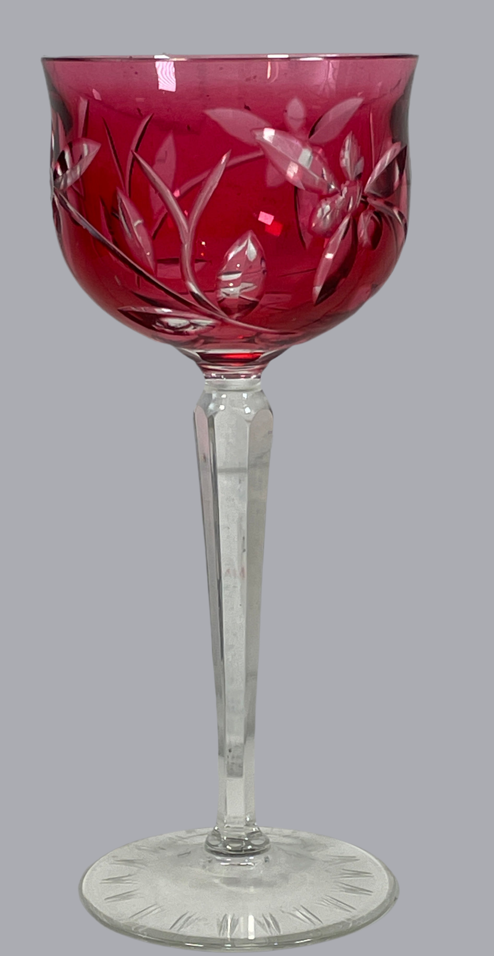 Verre à vin vintage en cristal rouge rubis de Bohême, taillé et transparent – Motif floral, 18 cm de hauteur