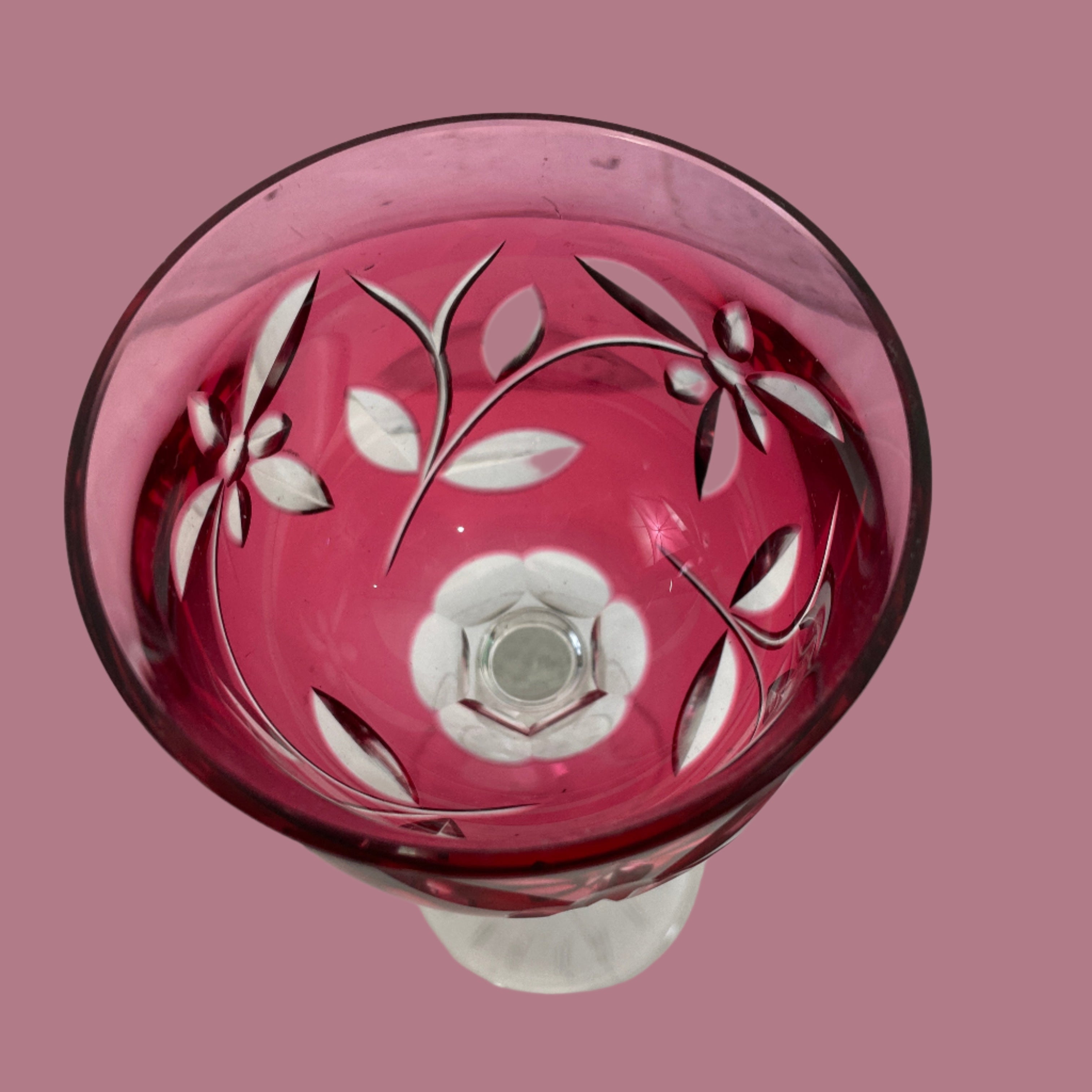 Verre à vin vintage en cristal rouge rubis de Bohême, taillé et transparent – Motif floral, 18 cm de hauteur