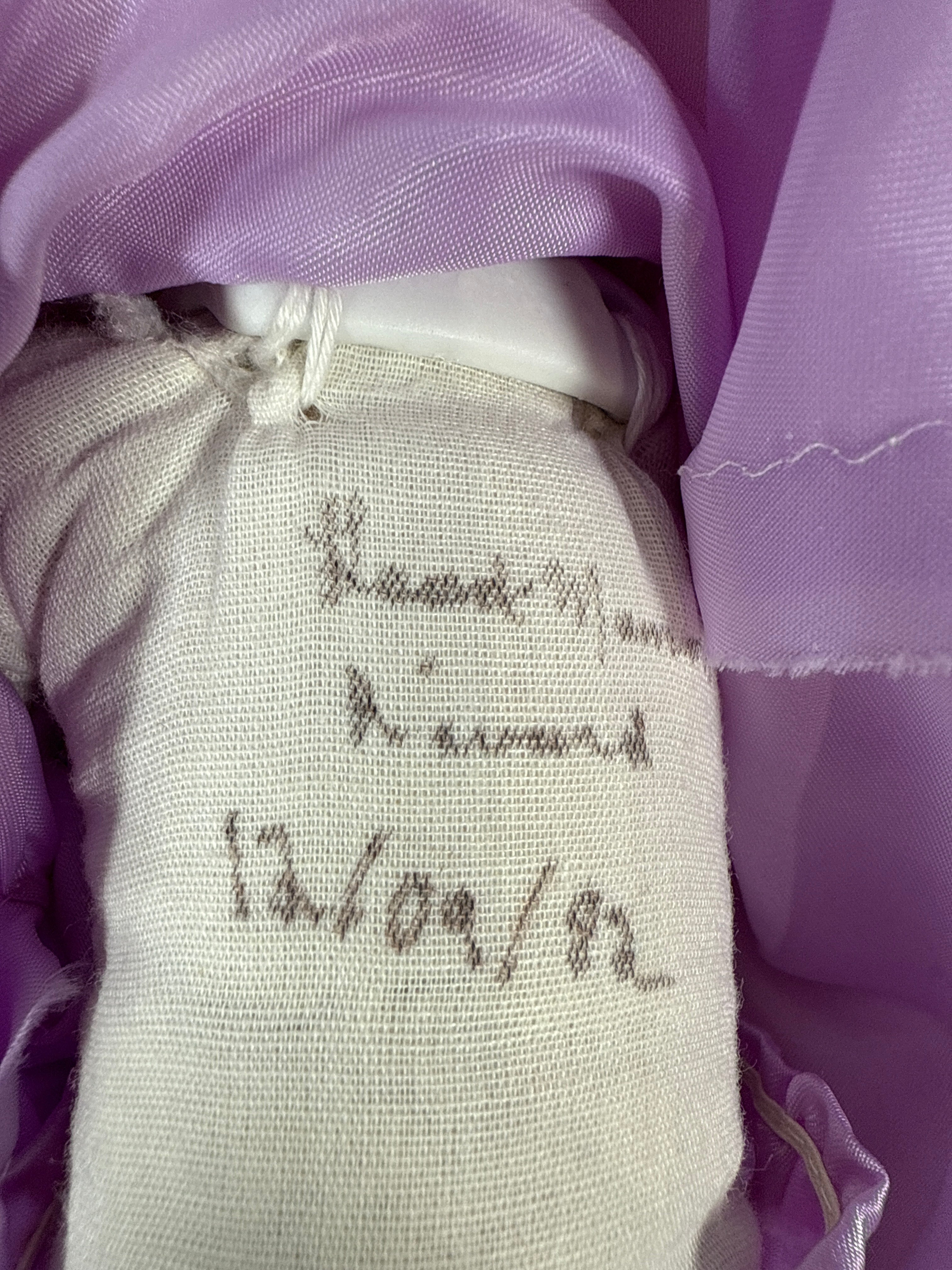 Poupée Clown Pierrot en porcelaine faite main – Costume en satin lavande, signée 1992