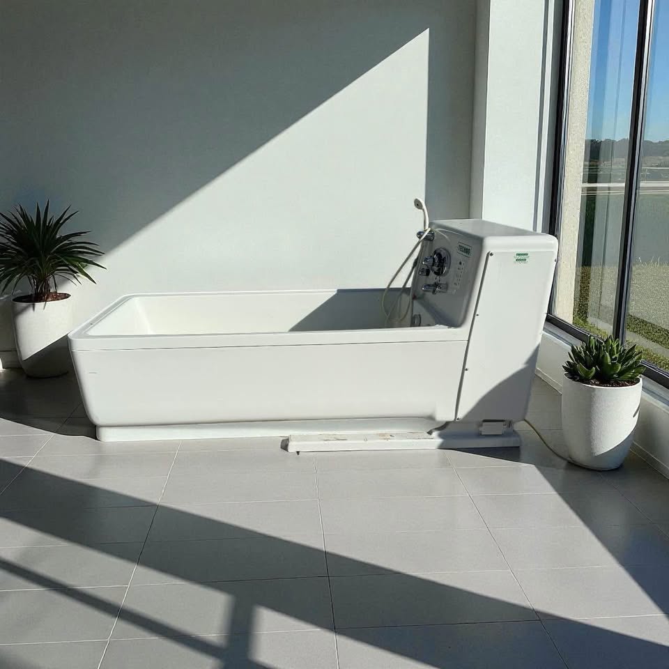 Techno Medic adjustable-height medical bathtub for care facilities, spas, rehabilitation, or cold plunge